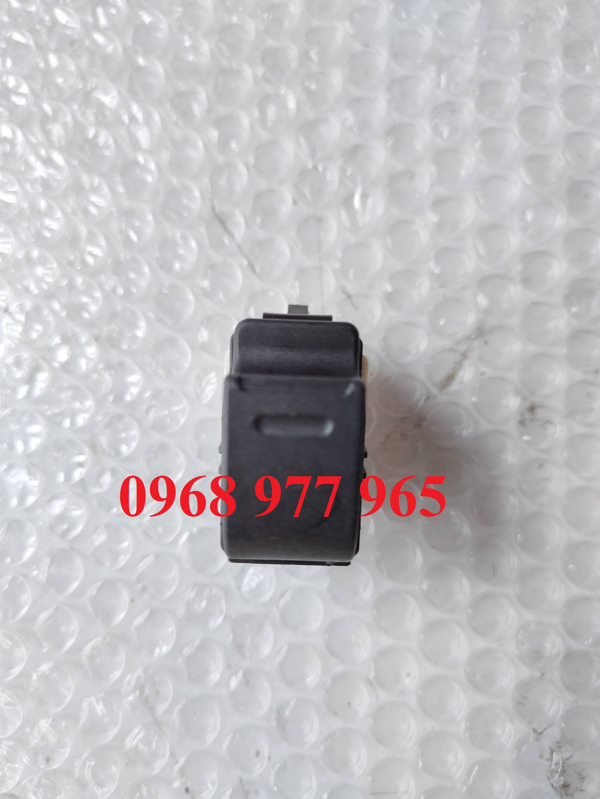 Công tắc đơn lên xuống kính Zace