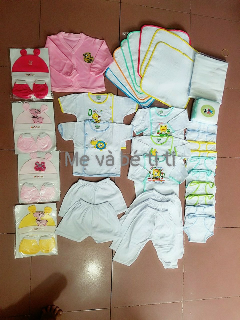 Combo đồ sơ sinh giá rẻ cho bé trai bé gái 340 (1 áo khoác, 2 bộ ngắn tay, 3 bộ dài tay, 10 khăn sữa, 10 quần đóng bìm, 10 tấm lót, 4 nón bao tay chân)