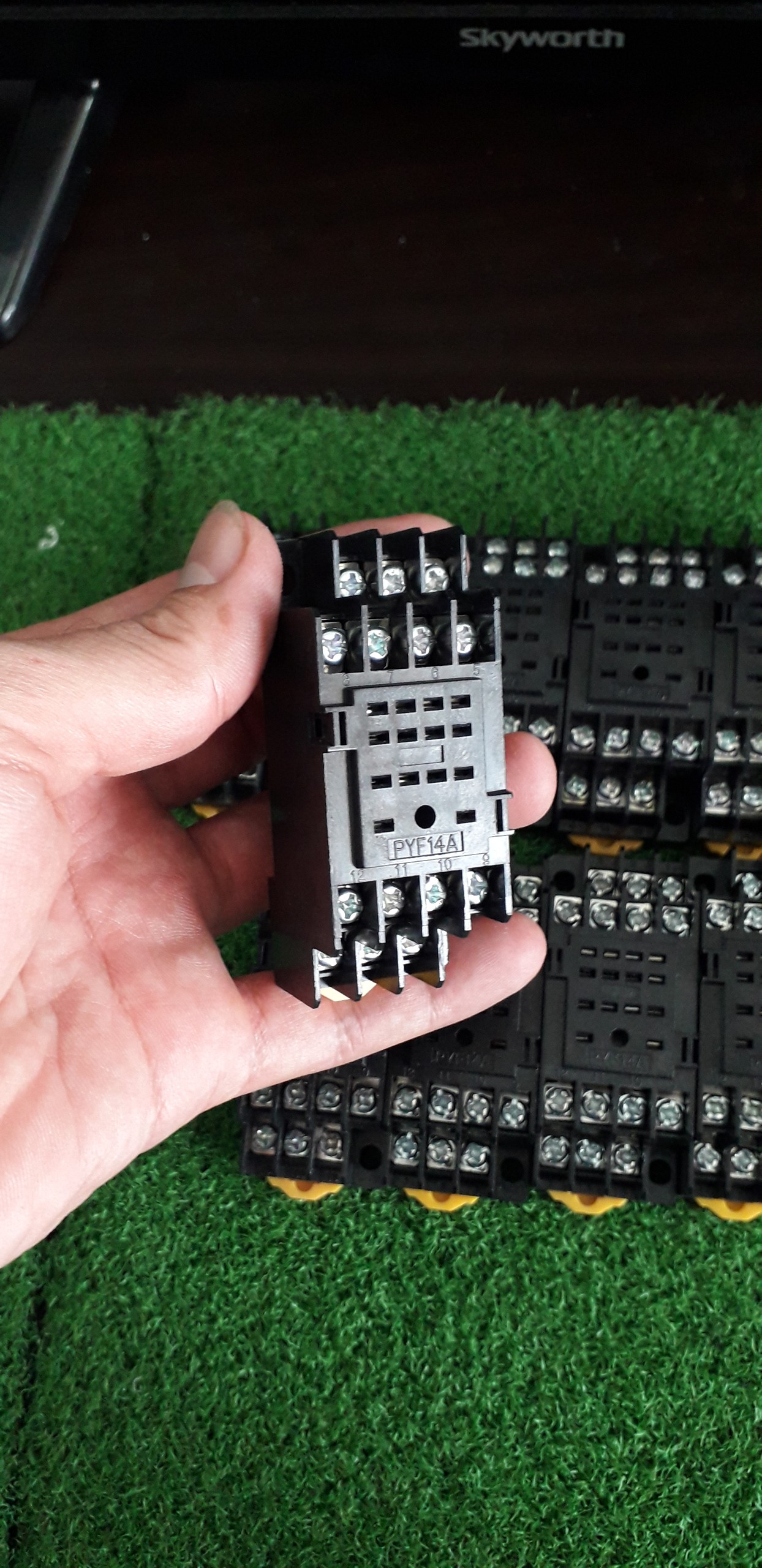 Đế rơ le 14 chân pyf14a omron