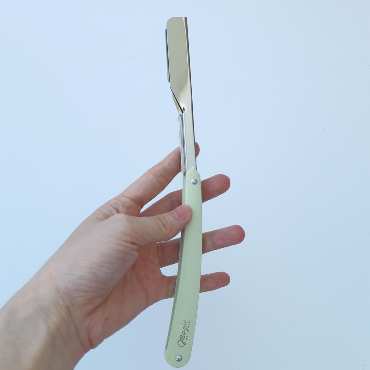 1 Cây Dao Cạo Tóc(Gồm 2 Màu: Trắng Và Đen) Có Thể Gập Lại Được