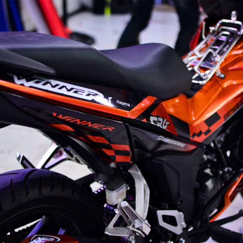 Tem Trùm Winner 150 Cam Đen Ohlins
