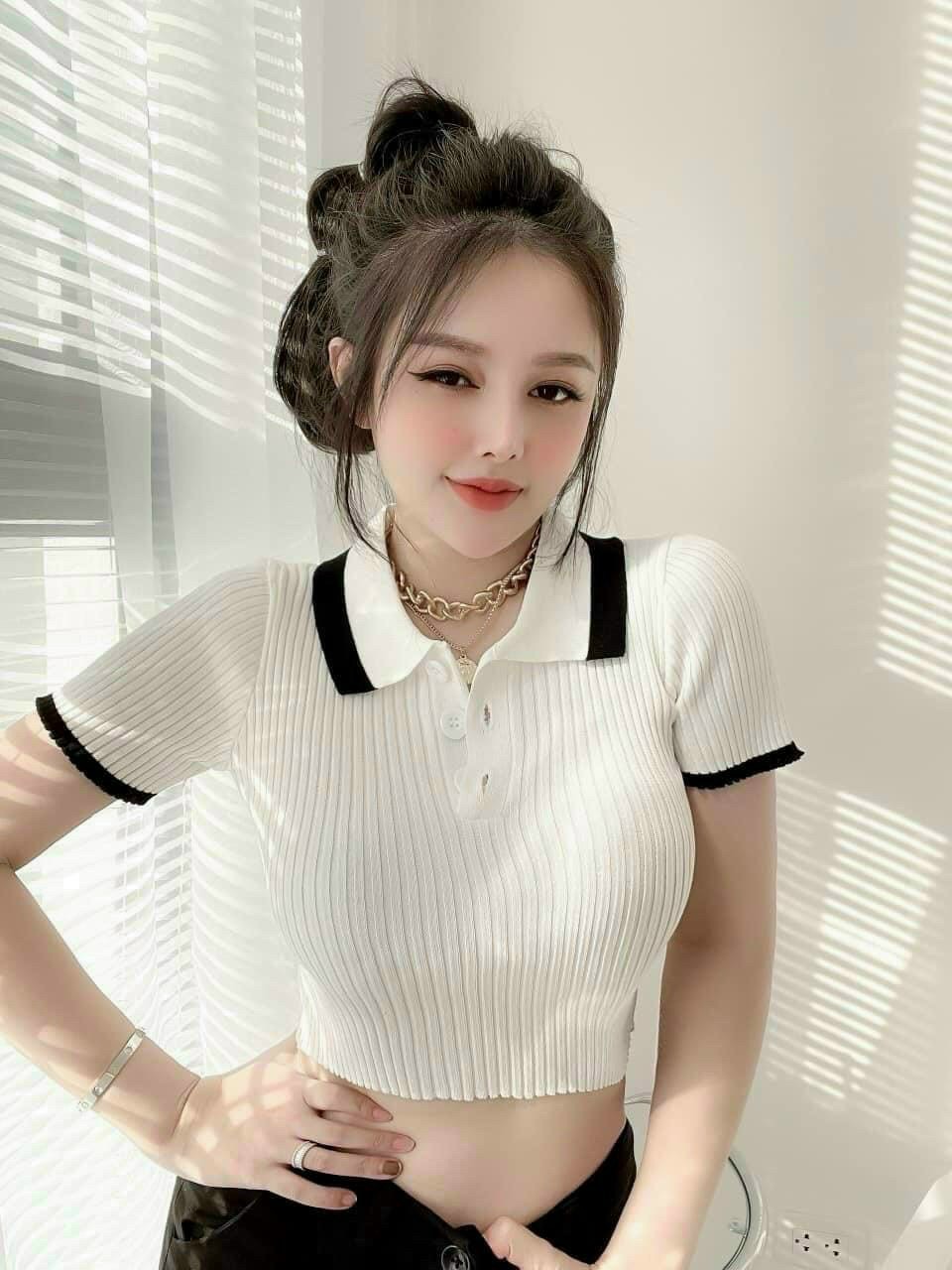 Áo kiểu thun gân tay ngắn phối sọc tay.