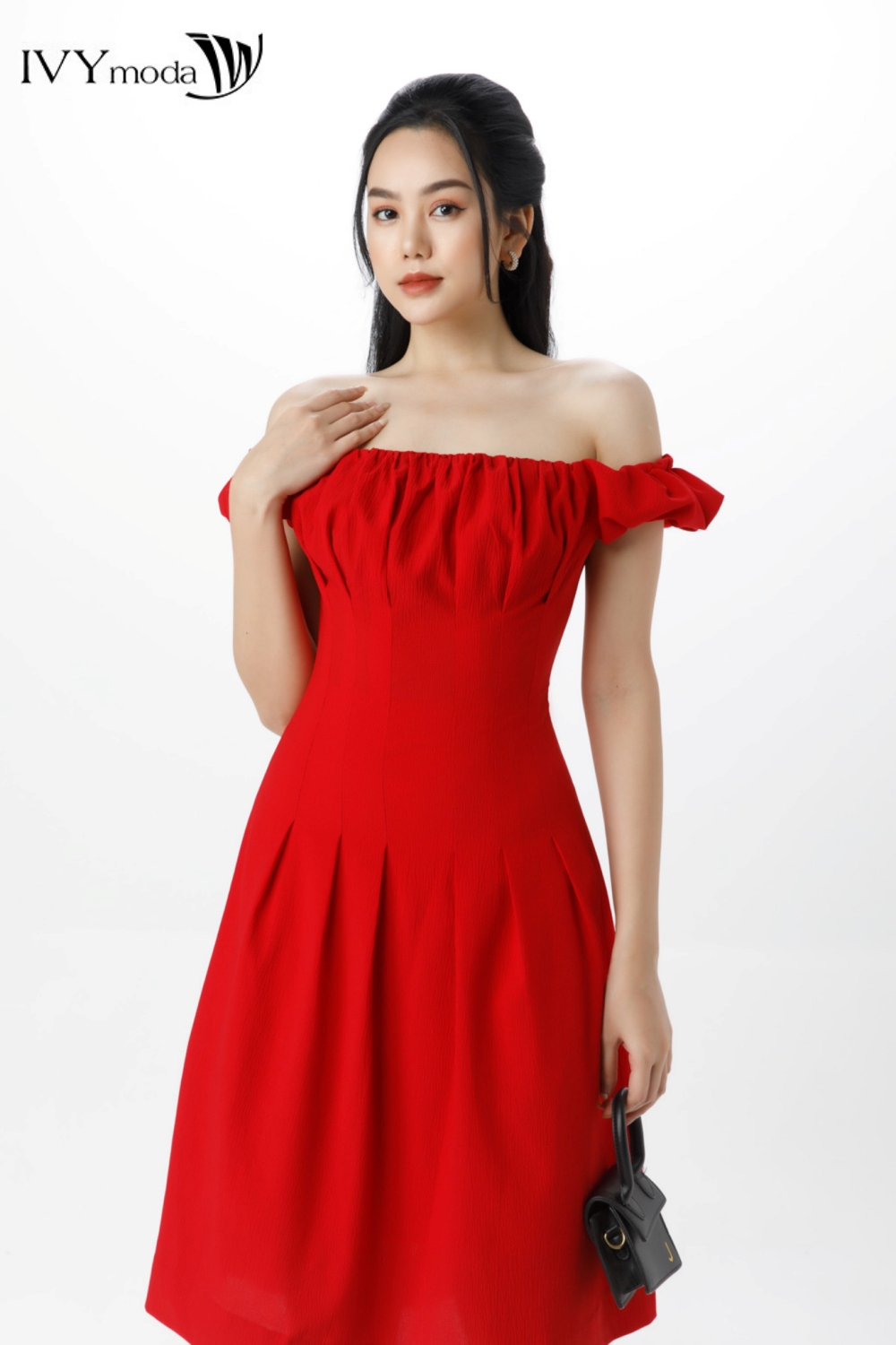 Đầm trễ vai xếp nếp IVY moda MS 48B9287