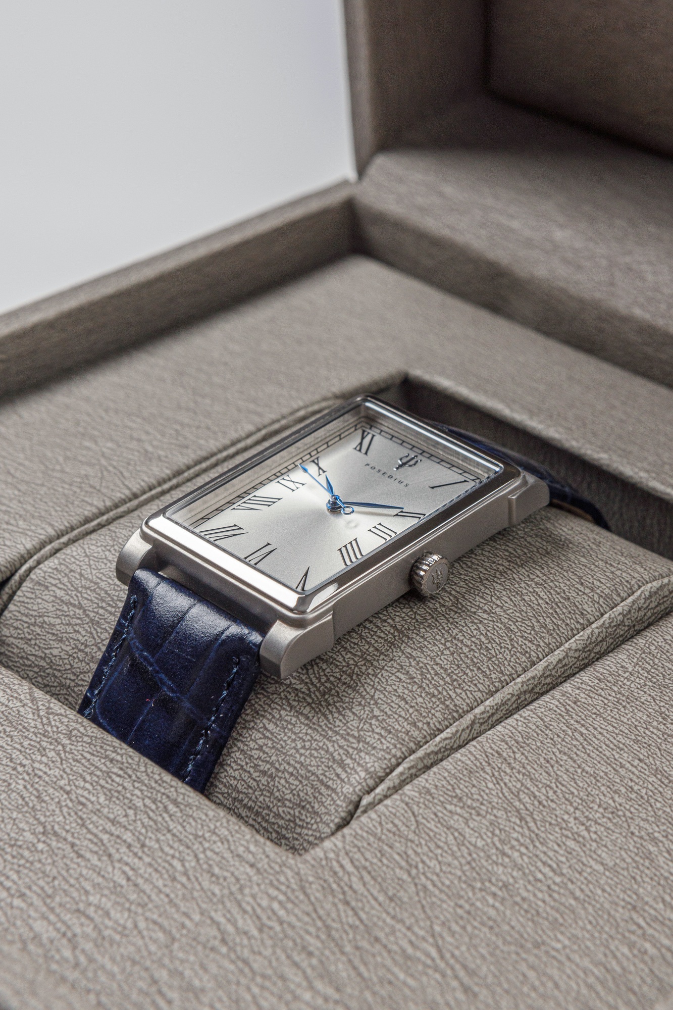POLYTUS-01 với dây da Alligator xanh Navy