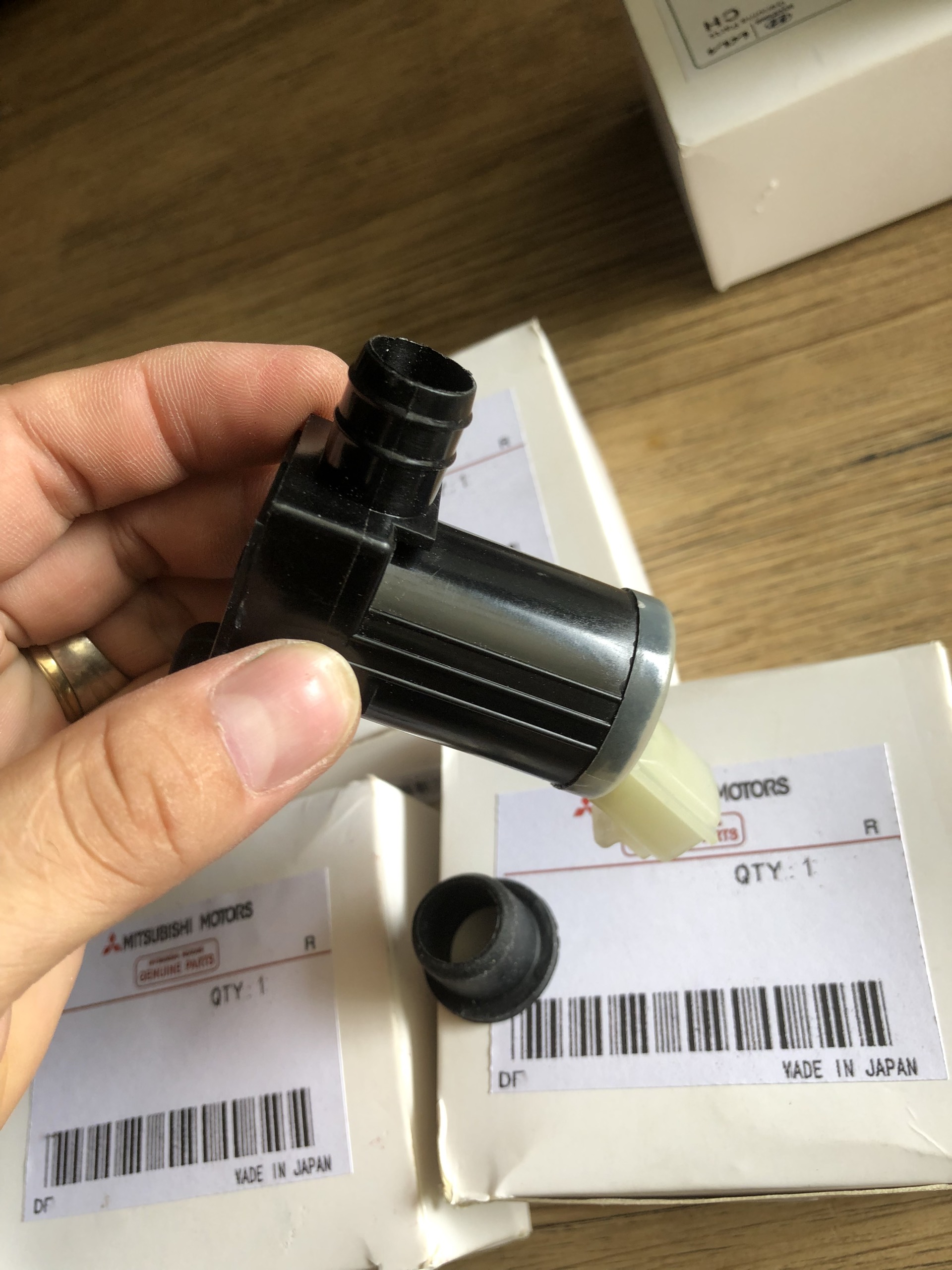 MÔ TƠ BƠM XỊT NƯỚC RỬA KÍNH MITSUBISHI XPANDER