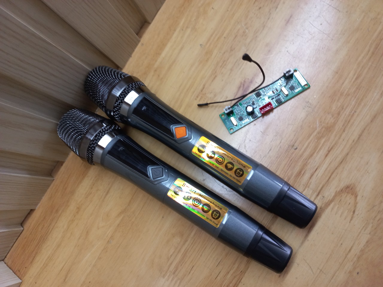 MICRO LOA KÉO UHF SET TẦN SỐ , CHỈNH VOLUME CHỐNG HÚ
