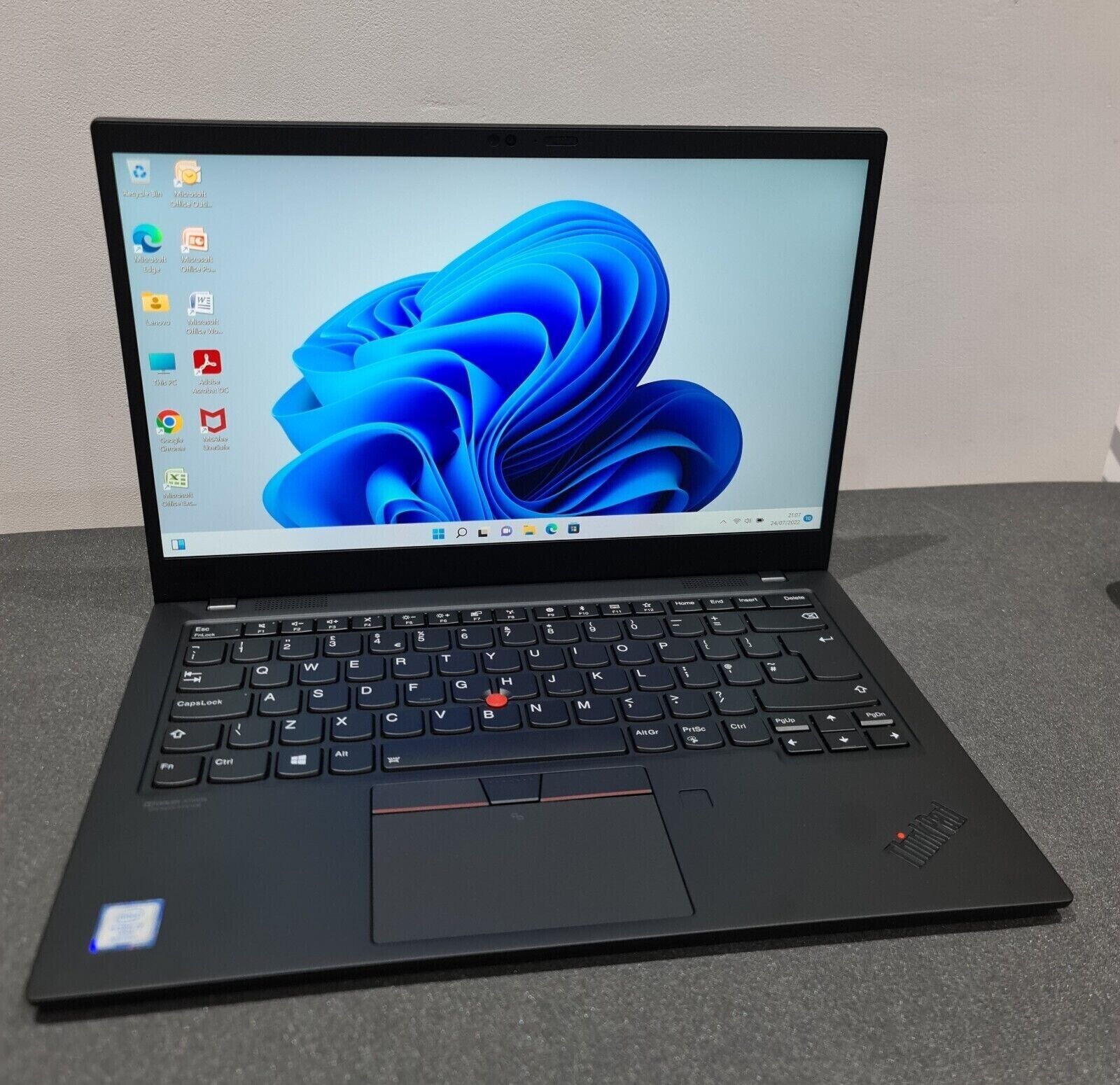 Lenovo ThinkPad X1 Carbon ,Core i5 8th Gen Full HD 14inch ,8GB ram