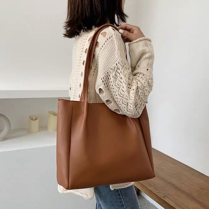 Túi basic đeo chéo da mềm màu vàng đen