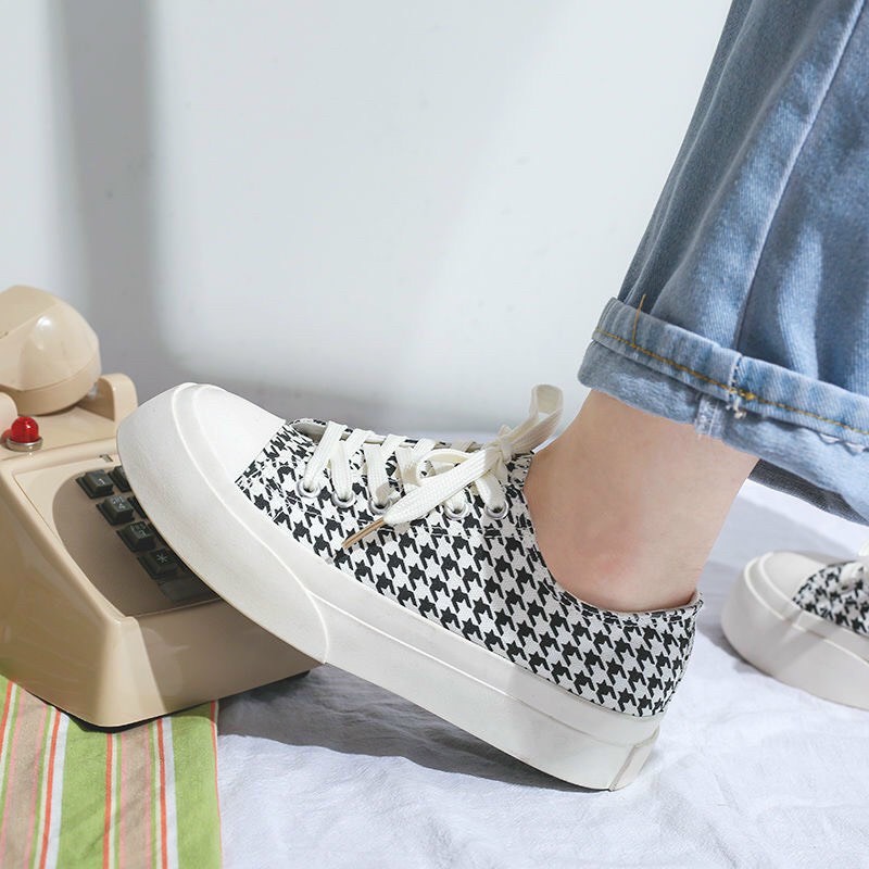 giày nữ vanvas sneaker thiết kế châm bi dáng basic đế cao su