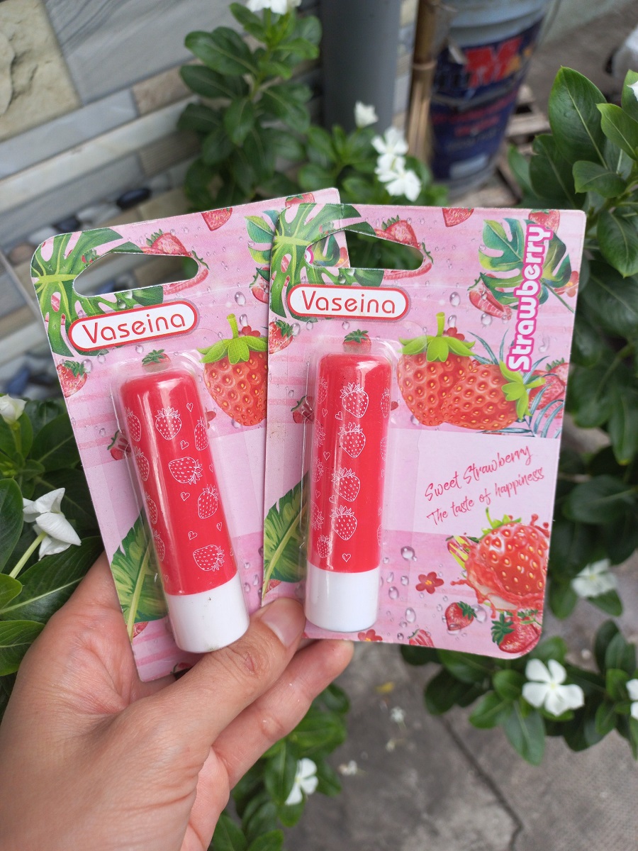 Son Dưỡng Vaseina Dạng Thỏi Vị Dâu Mềm Mịn Môi