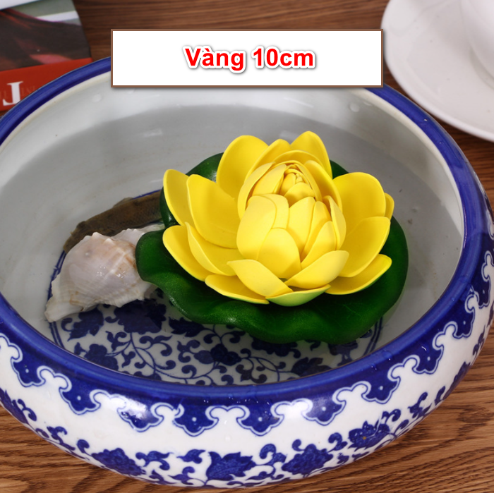 Đóa hoa sen giả thả nước trang trí tiểu cảnh ngoài vườn phủ xanh