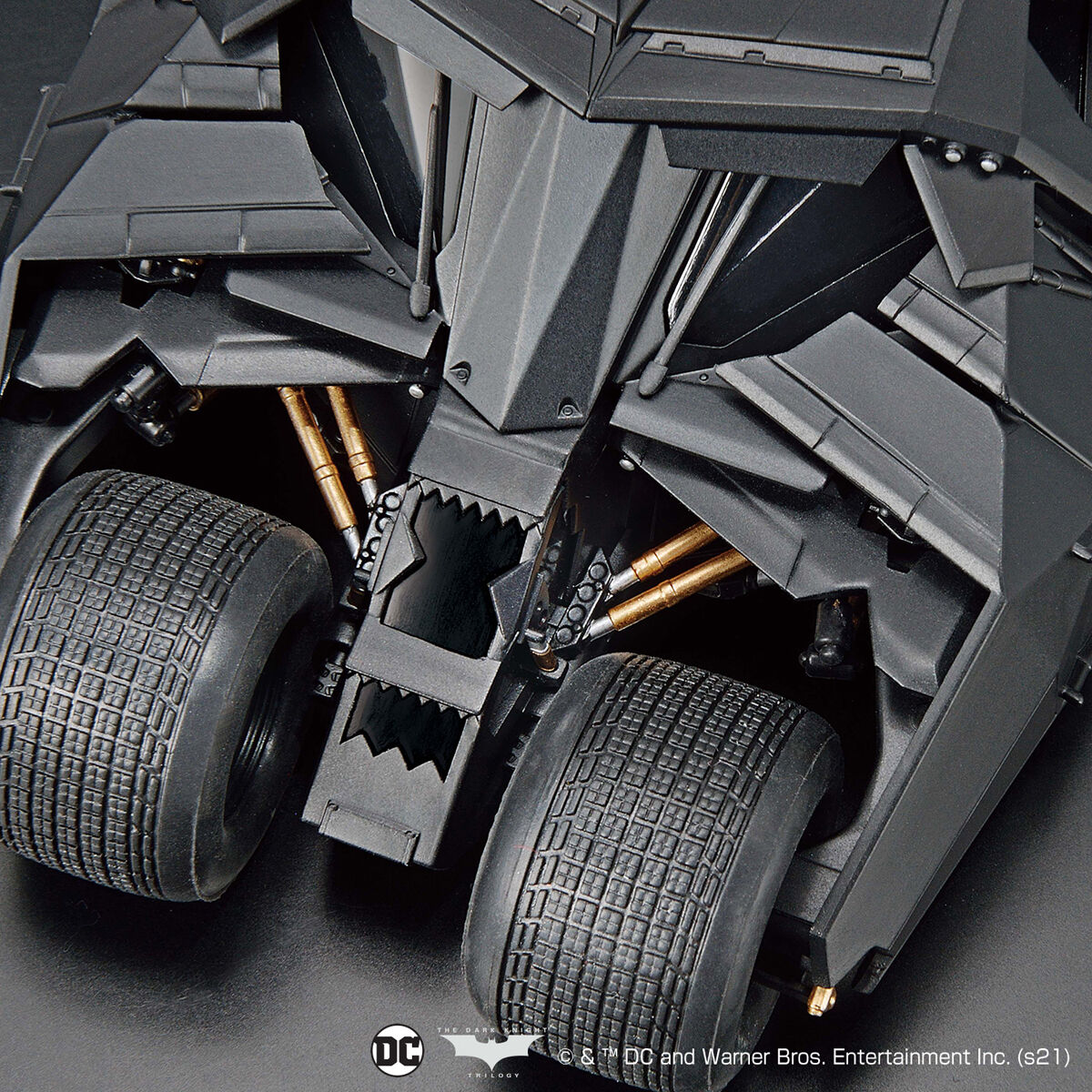 [7-11/12 VOUCHER 8%]Mô Hình Bandai 1/35 Batmobile (Batman Begins Ver) - DC Universe [MKB]