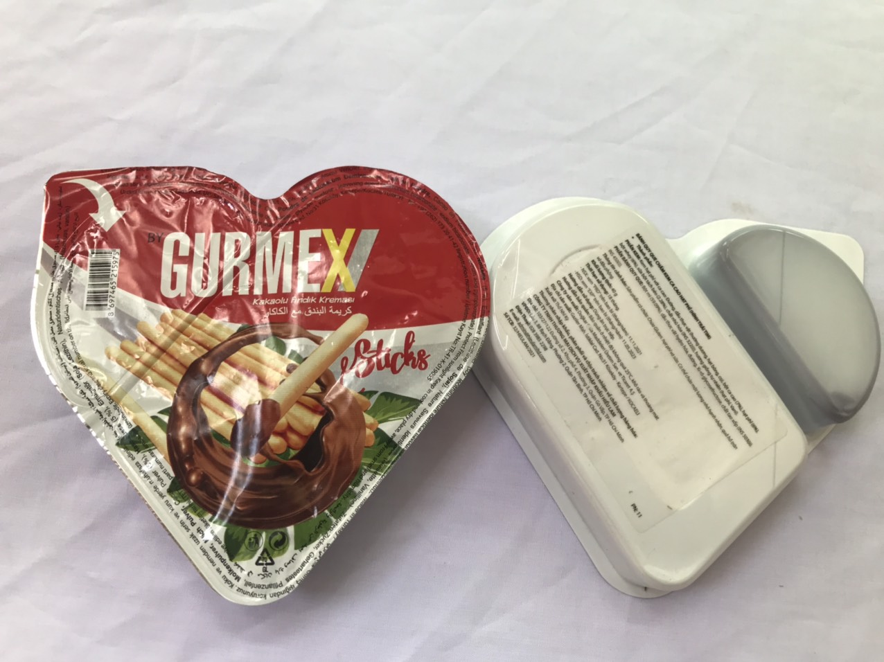 Bánh Que Gurmex Chấm Kem Ca Cao Hạt Phỉ Hình Trái Tim Hazelnut Cream With Cocoa (Hộp 40g- đỏ)