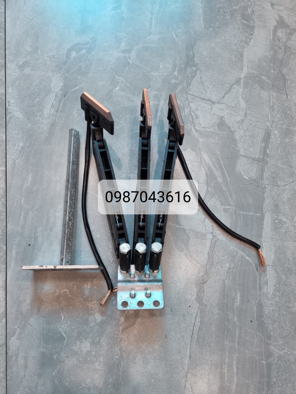 Chổi than 3p 60A và Má chổi than dùng cho ray điện