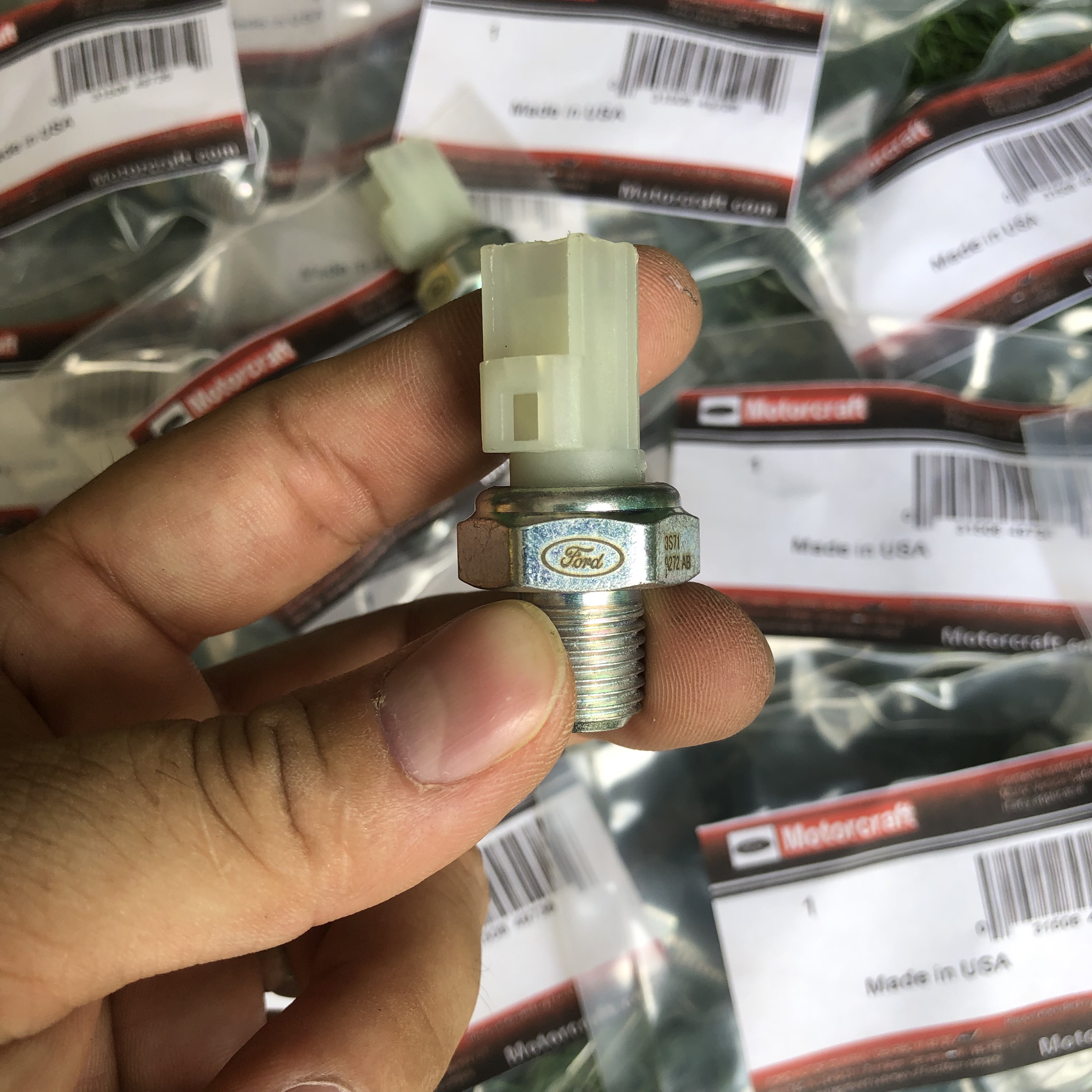 [HCM]Cảm biến báo nhớt Ford Transit