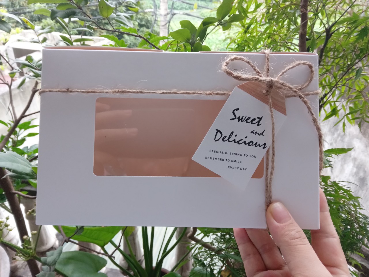 Hộp giấy đựng bánh kẹo (Có tag giấy và dây cói trang trí)
