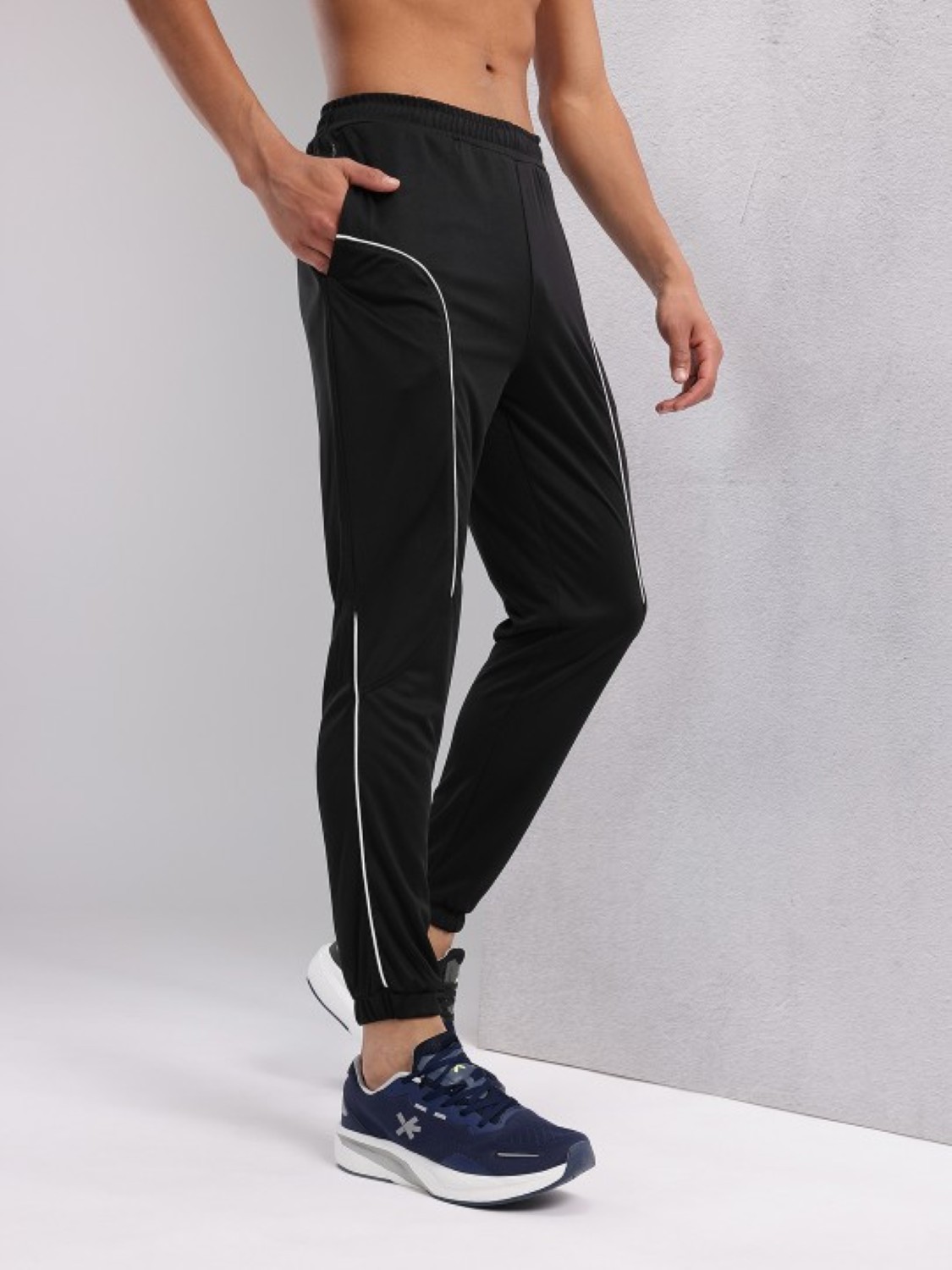 HRX%20by%20Hrithik%20Roshan%20Mid-Rise%20Rapid-Dry%20Training%20Joggers%20with%20Contrast%20Piping%20For%20Men%20-%20Image%203