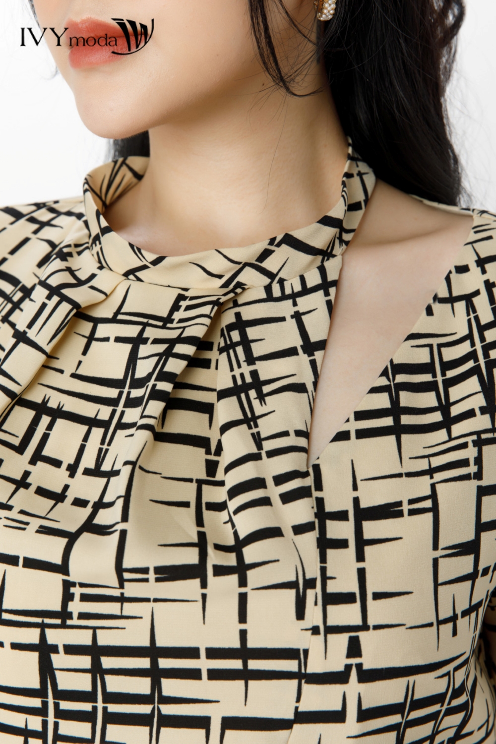 Đầm lụa Cut-Out nhấn eo IVY moda MS 48M7493