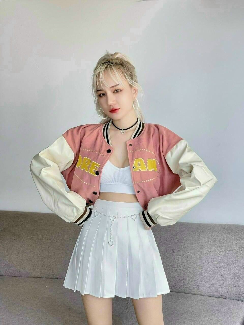 Aó khoác da lộn nữ kiểu bomber crotop logo thêu chữ nổi siêu thời trang độc lạ tp