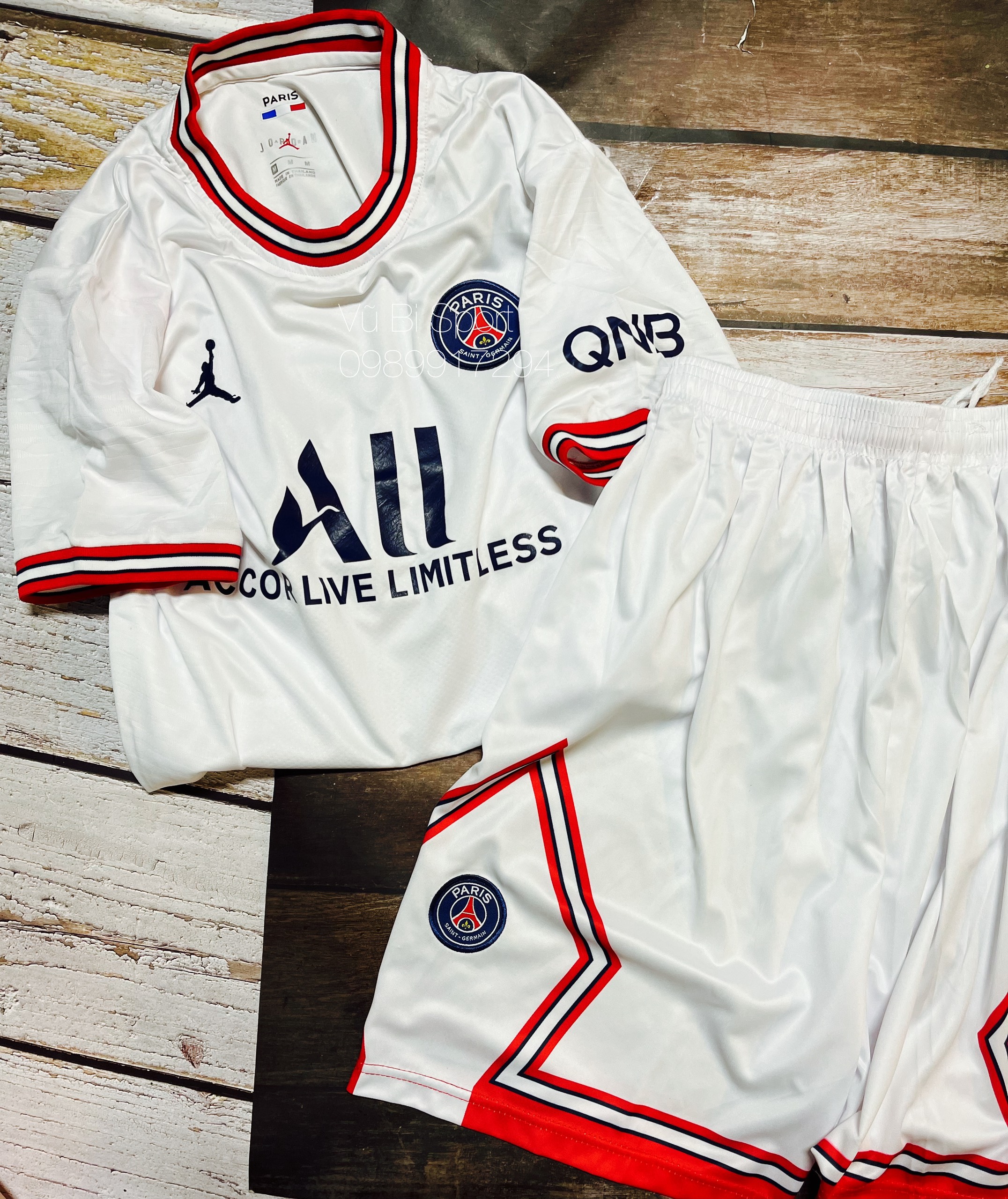 Set bộ bóng đá PSG áo trắng quần trắng viền đỏ vải thái mịn logo thêu mới nhất 2022 thumbnail