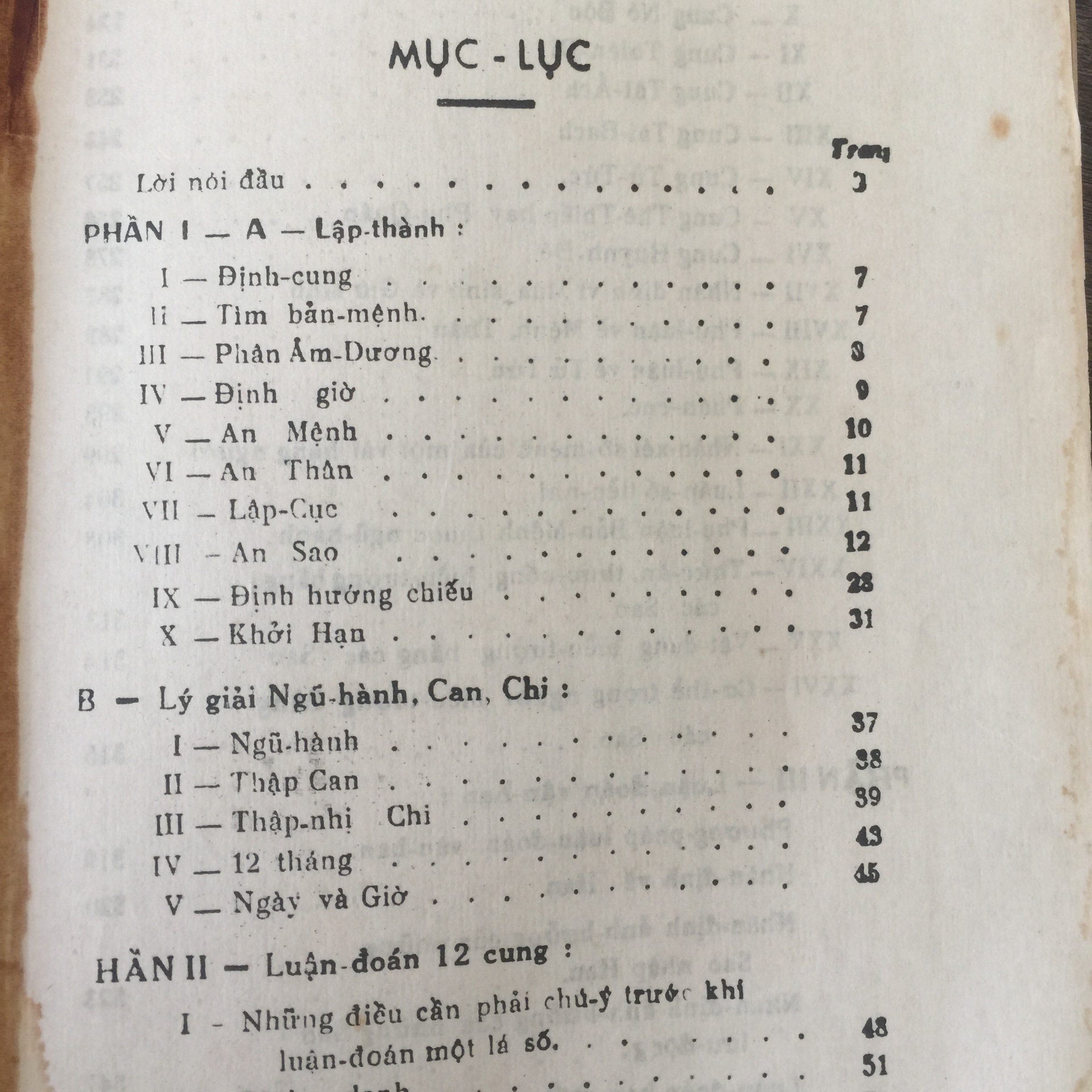 Sách Tử Vi Đẩu Số Tân Biên Bìa Vàng In Theo Bản Xưa