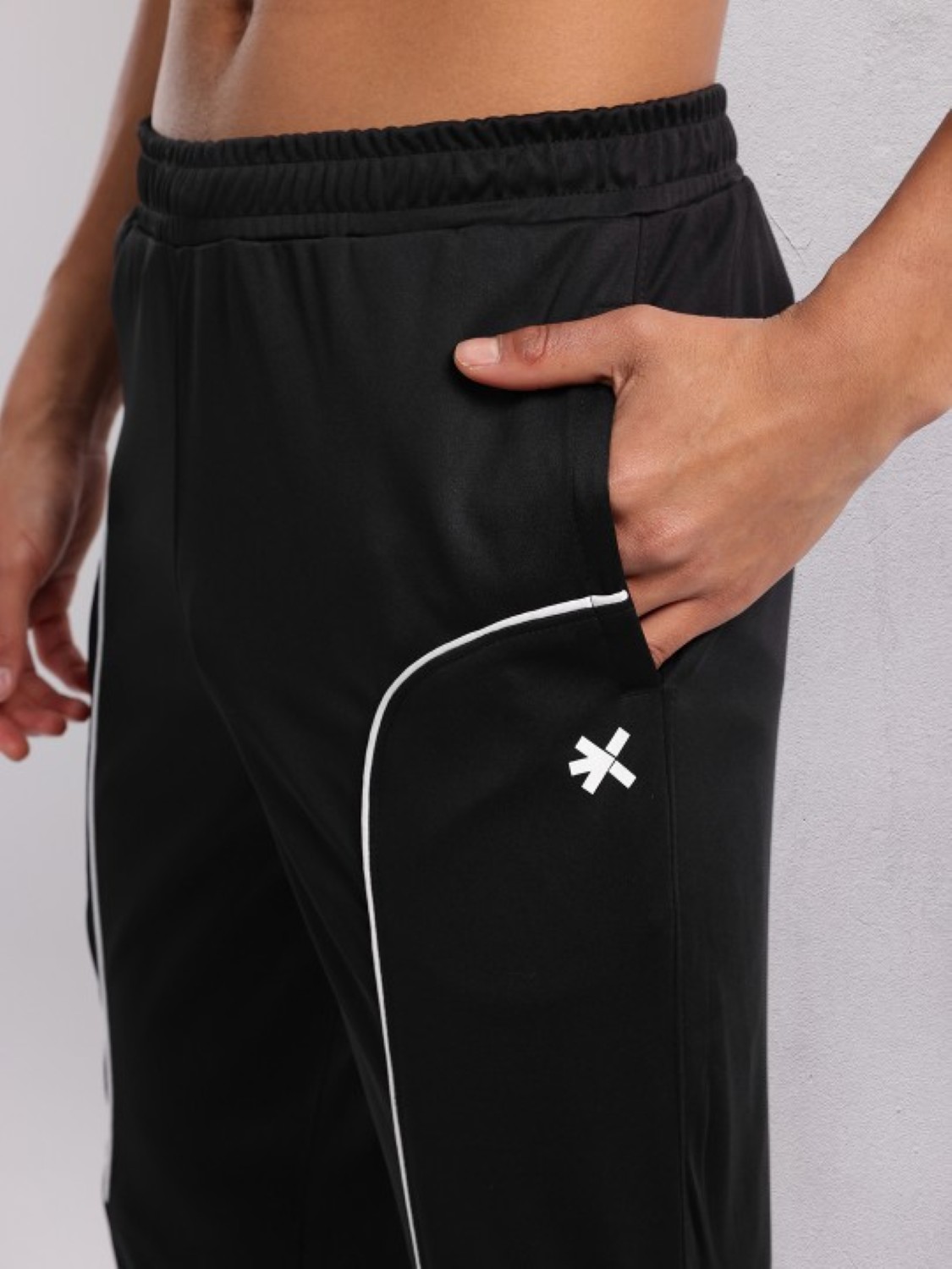 HRX%20by%20Hrithik%20Roshan%20Mid-Rise%20Rapid-Dry%20Training%20Joggers%20with%20Contrast%20Piping%20For%20Men%20-%20Image%206