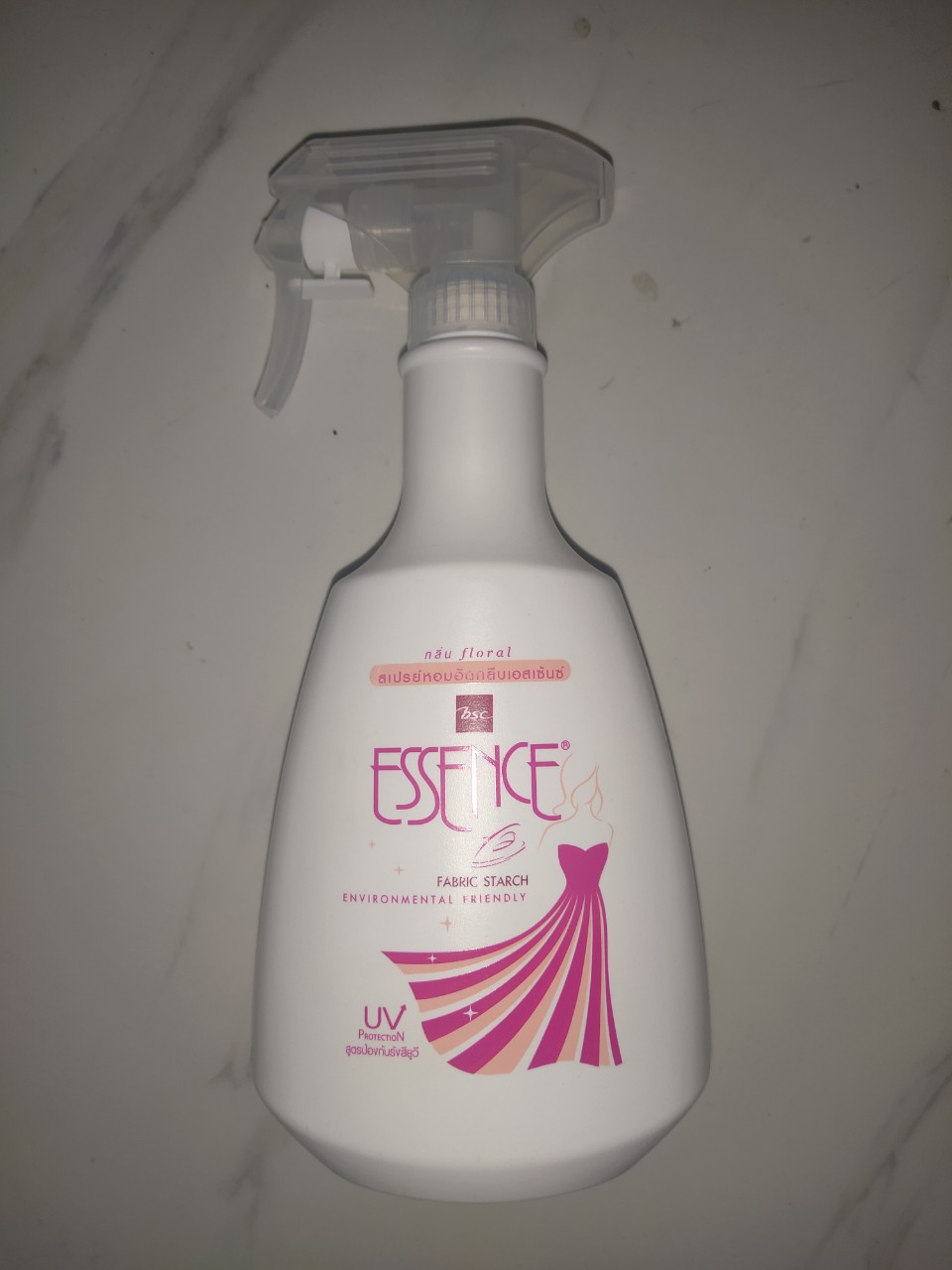 [HCM]Xịt ủi quần áo Essence chai 600ml Thailand
