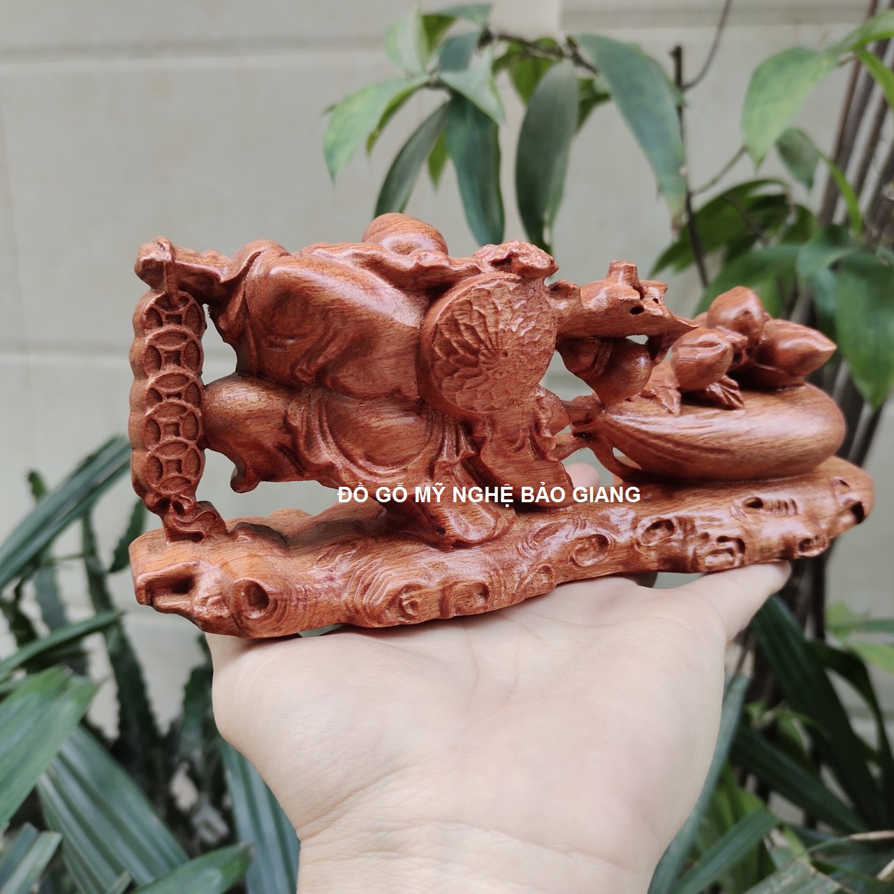 Tượng phật di lặc để ô tô gỗ hương