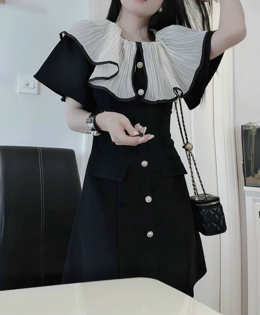 ĐẦM ĐEN NÚT PHỐI CỔ XẾP LY NUDE