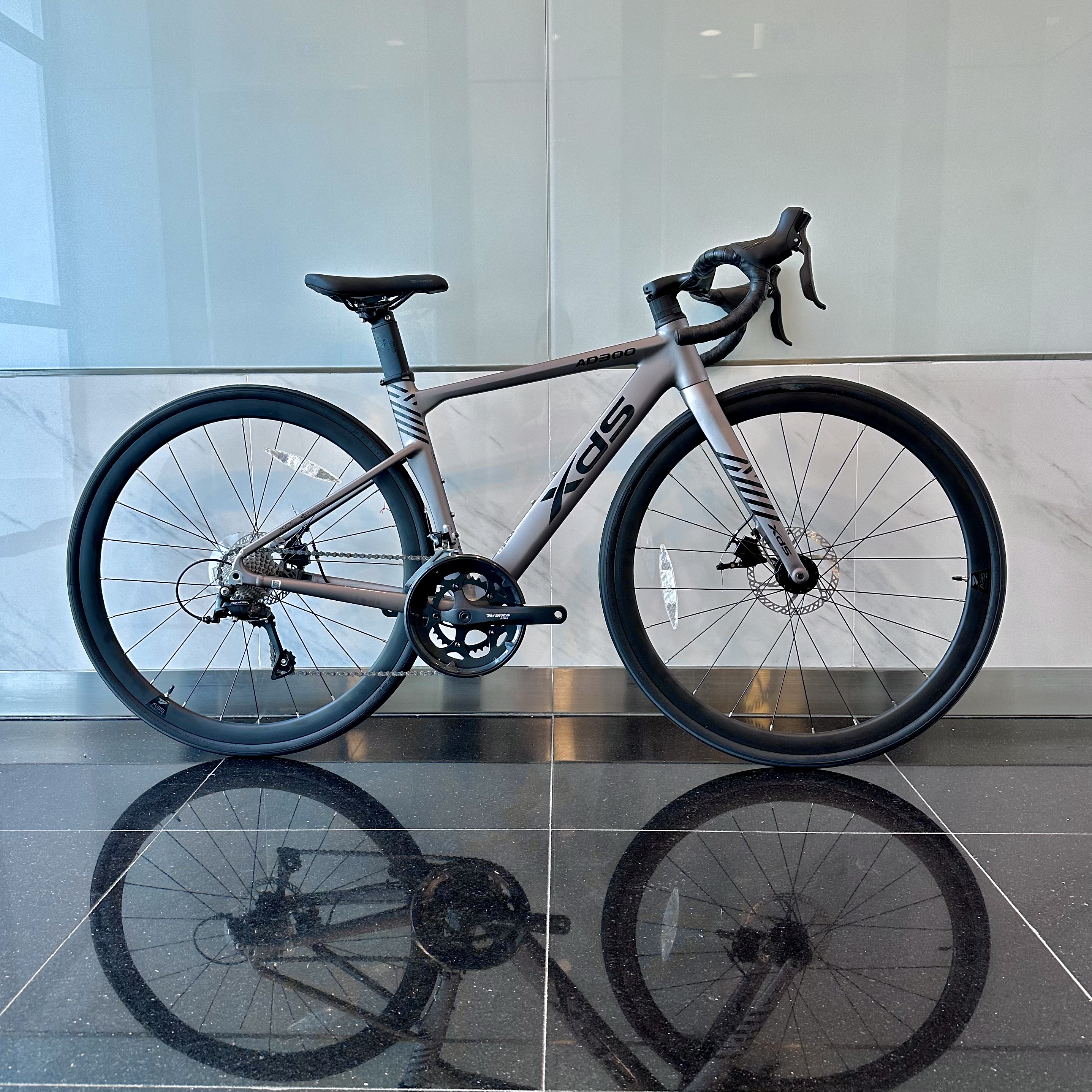 XDS AD 300 Aero Road Bike, Shimano 9-speed Sora with Hydraulic