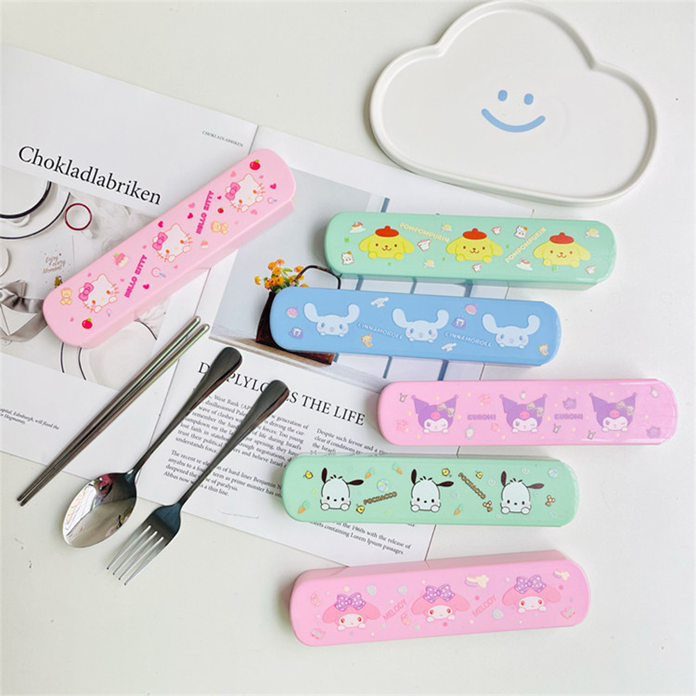 Hourser 2 cái muỗng Bộ dụng cụ ăn dẹt Sanrio + nĩa + đũa Bộ đồ ăn bằng thép không gỉ với hộp lưu trữ