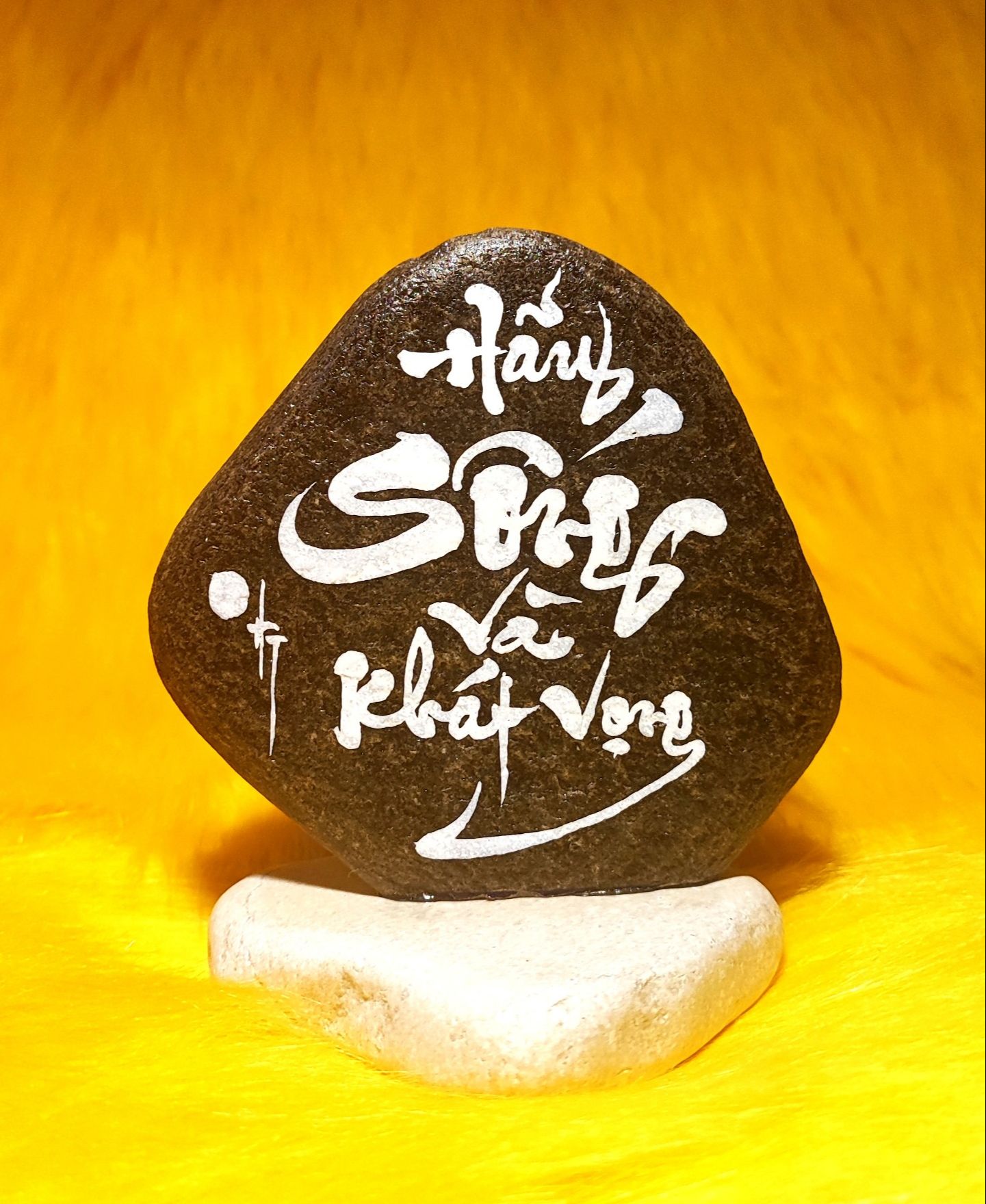 Thư pháp trên đá chữ Sống. Kích thước: 8x6x12cm
