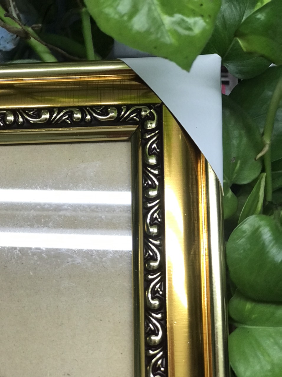 Khung hình có kiếng ,móc treo 2 đầu để hình co kt 15x21,chân chóng phía sau để bành