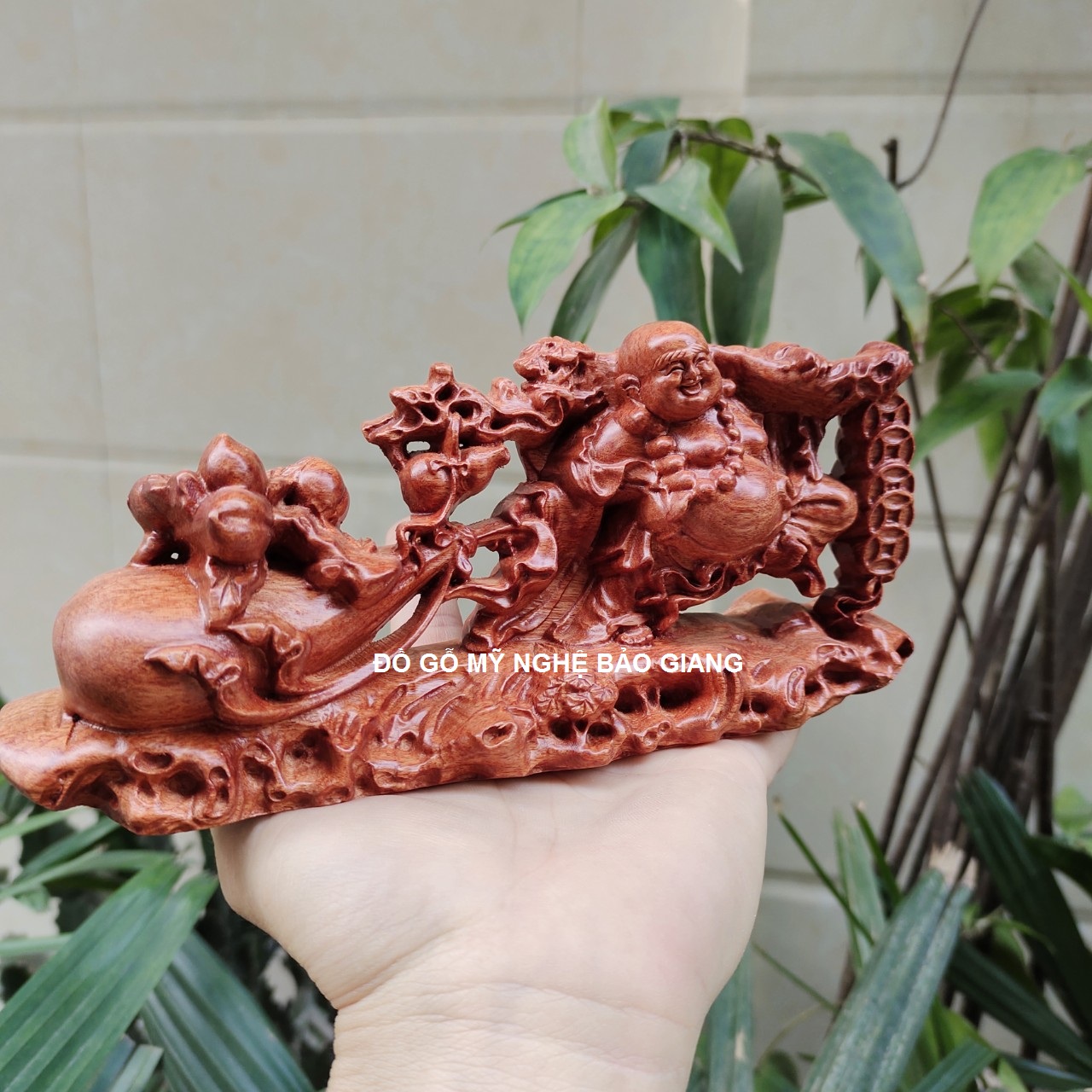 Tượng phật di lặc để ô tô gỗ hương