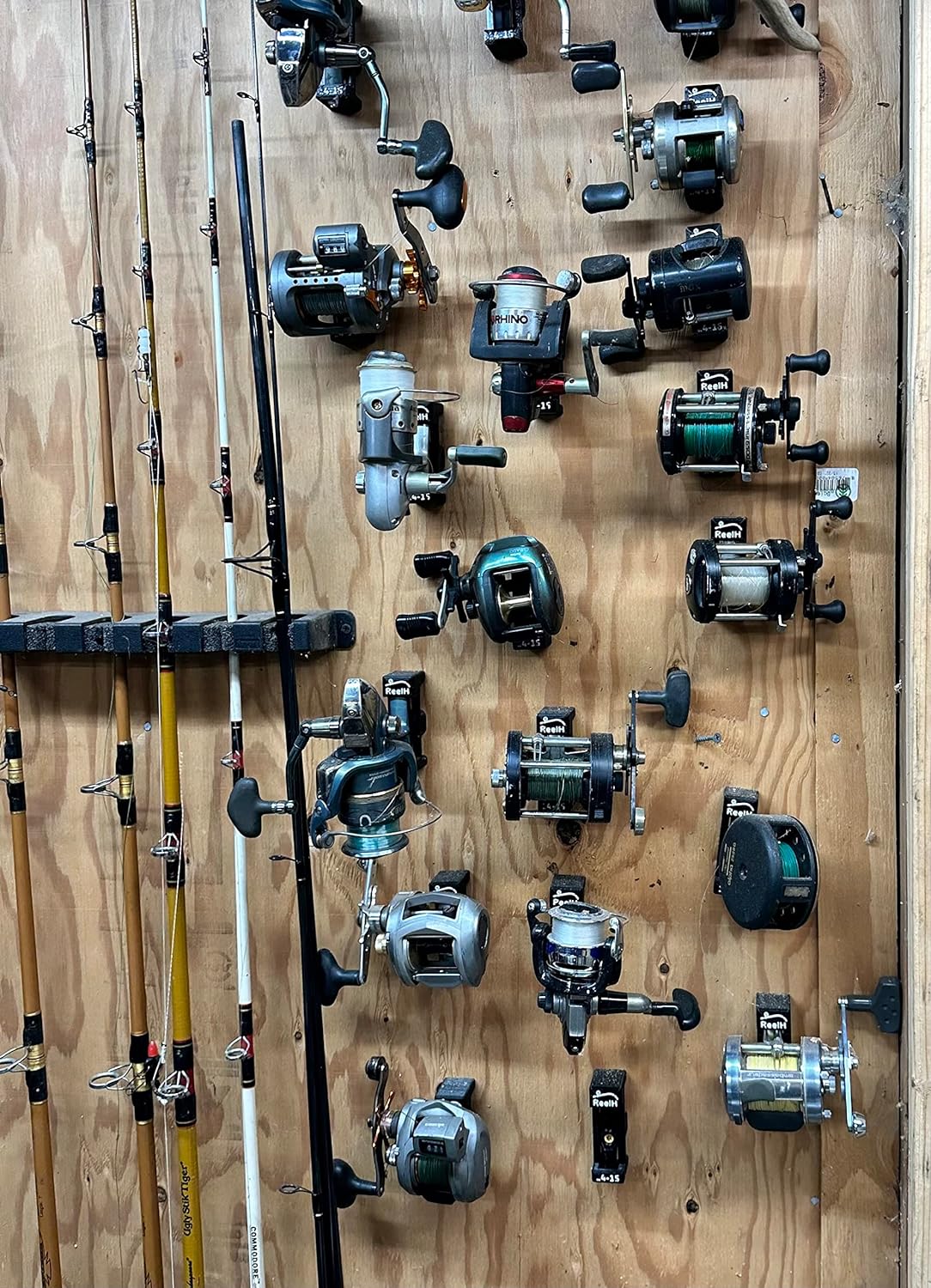 ReelH Wall Mount Fishing Reel Holder 5 Pack (Medium - 2500-4000 Sized And  Similar Reels, Black)
