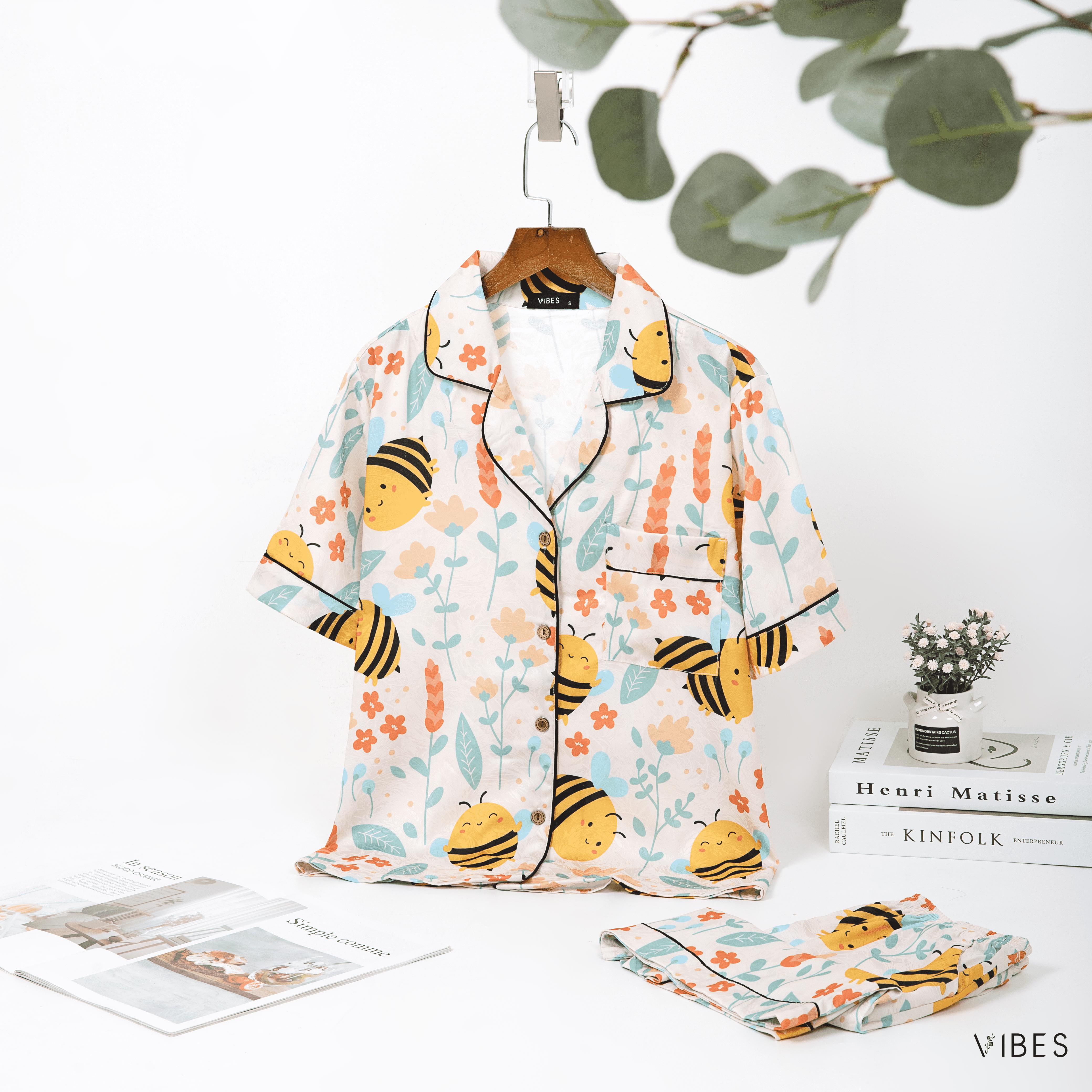 VIBES Pijama ngắn Lụa gấm họa tiết dễ thương Bee Py Set