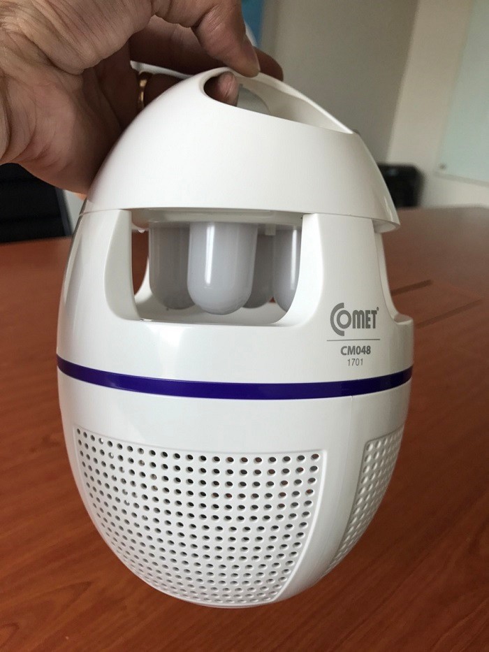 Đèn bắt muỗi Comet CM048, ánh sáng tím mờ, cắm điện