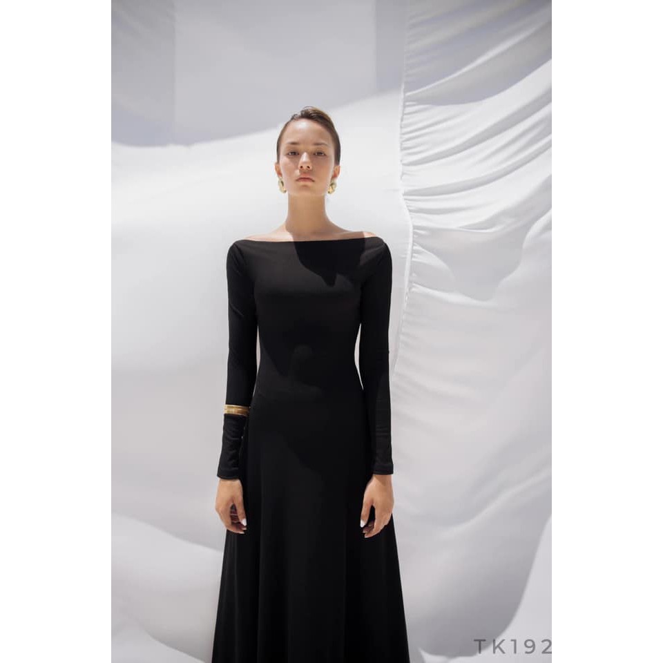 Đầm Body Tay Dài Cut Out Lưng Màu Đen