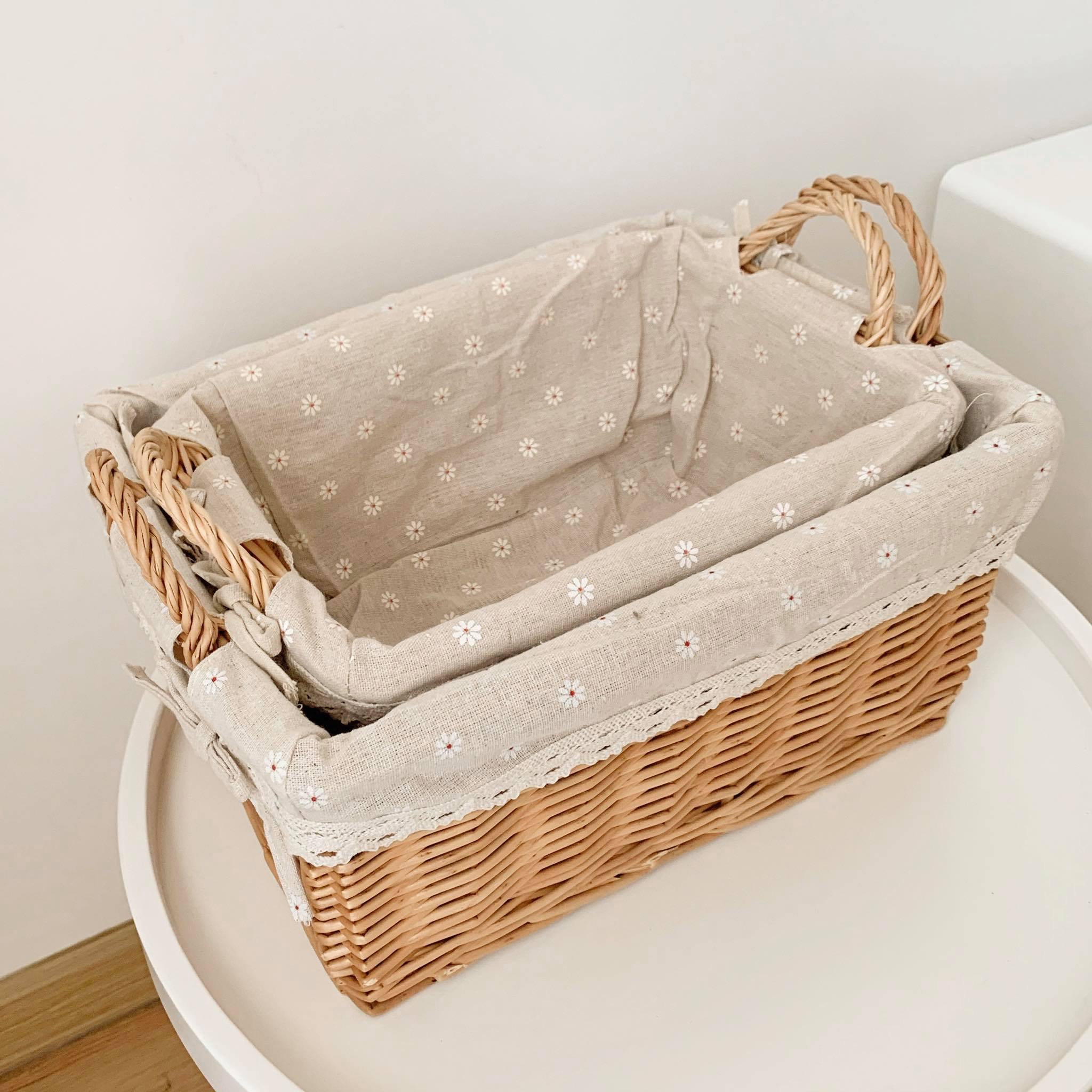 Giỏ mây lót vải hoa cúc