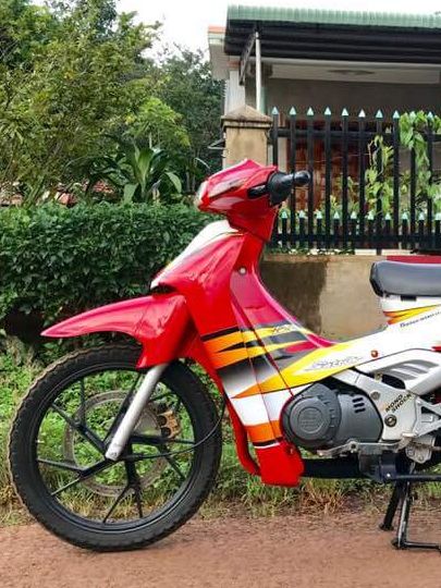 Tem Suzuki Satria 2000 Trắng Đỏ