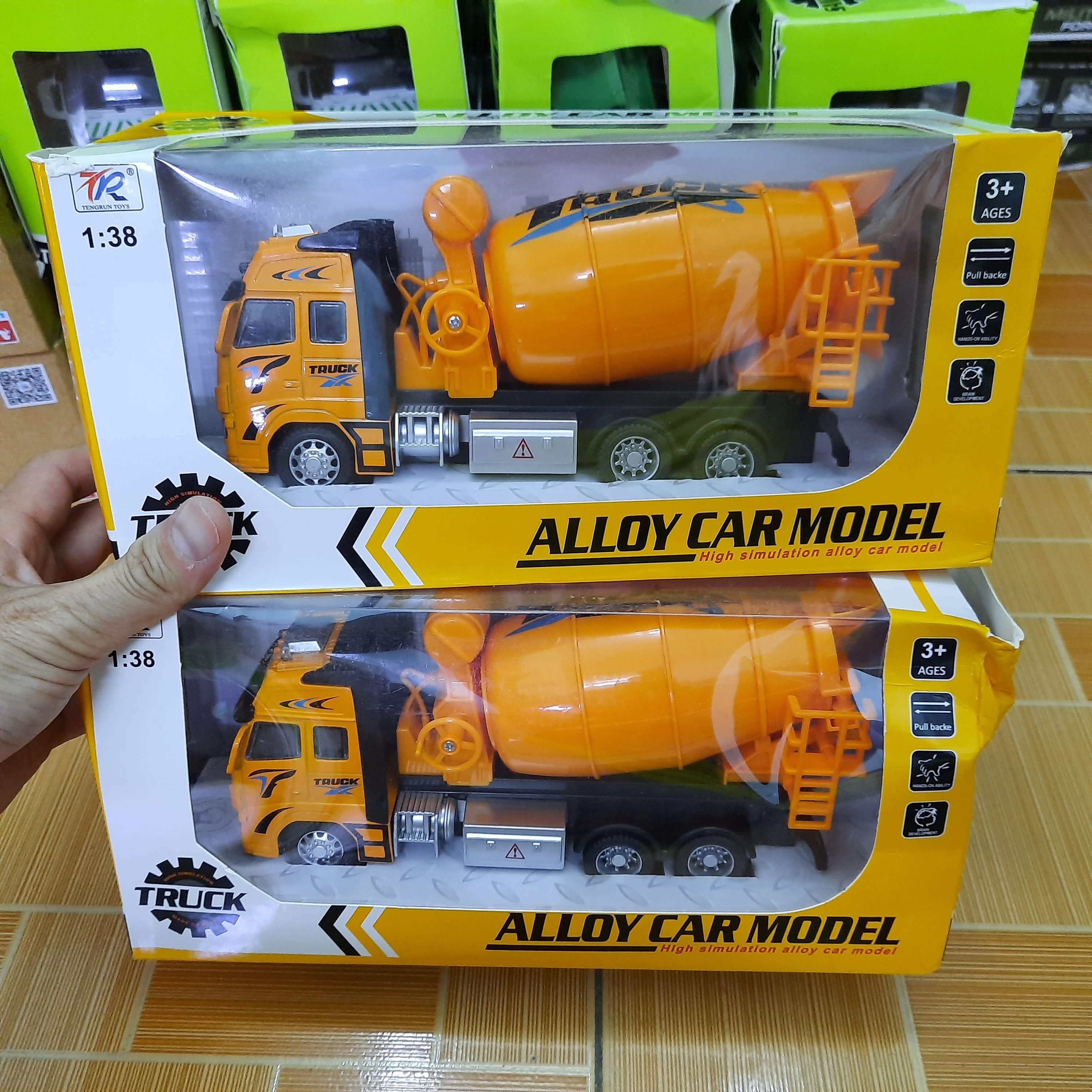 Mô hình xe trộn bê tông đồ chơi trẻ em tỉ lệ 1:38 chạy cót xe có đèn và âm thanh động cơ