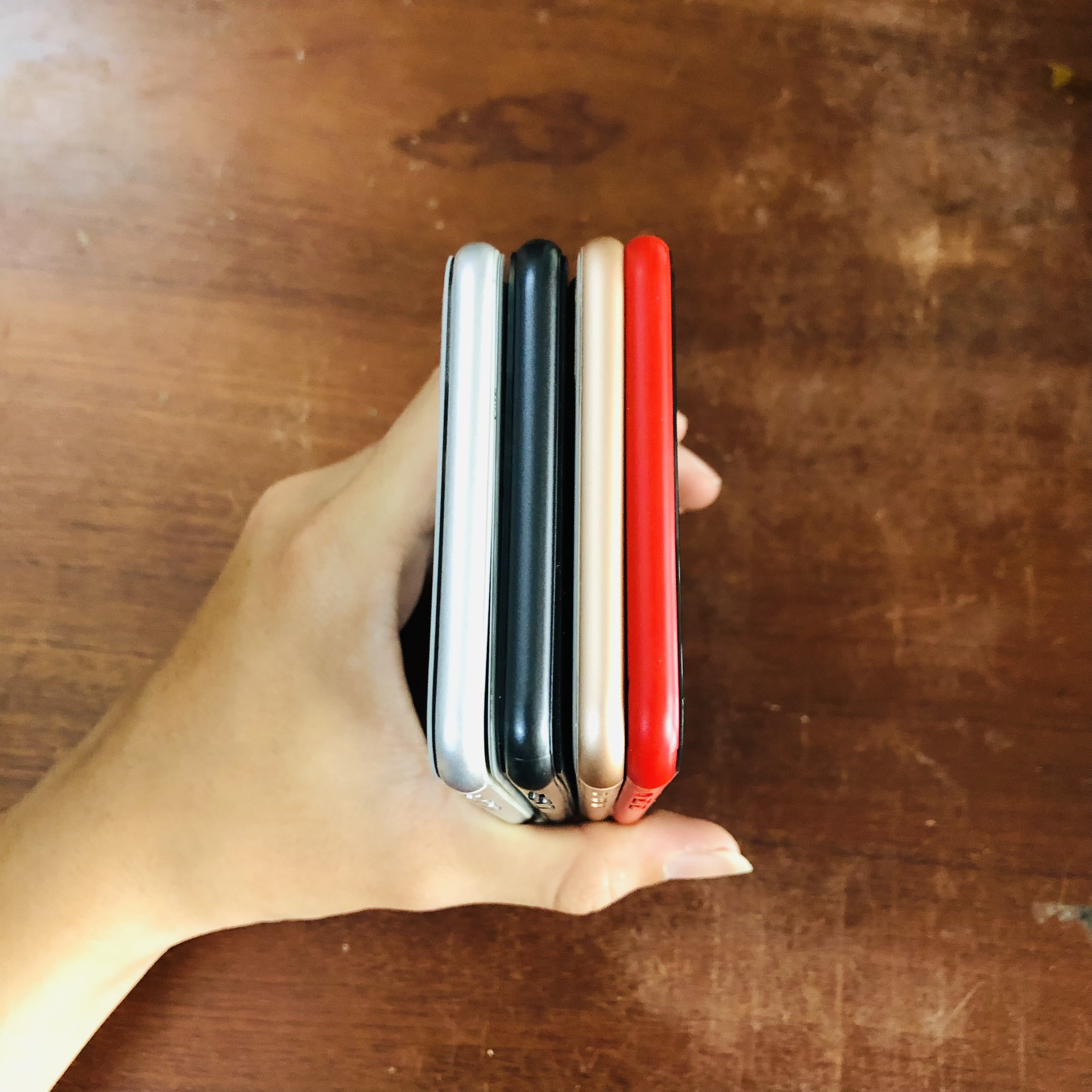 Mô hình trưng bày 8plus màu vàng, đỏ, đen, trắng