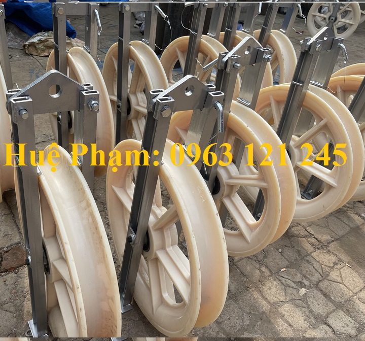 Con lăn kéo dây cáp điện vuông góc
