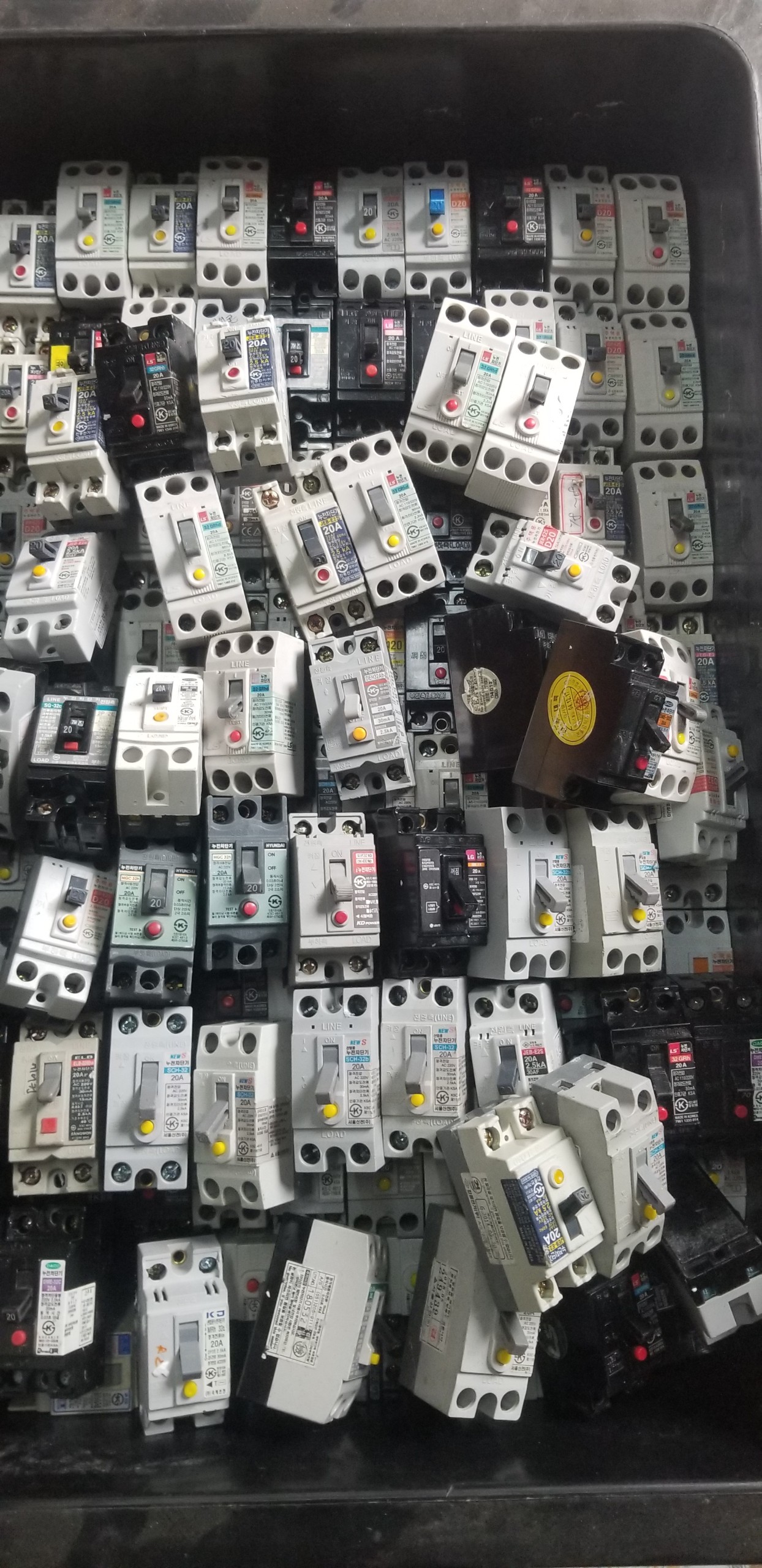 Aptomat CB chống giật 15, 20, 30A hàng bãi