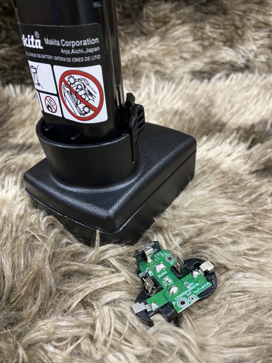 Vỏ và mạch pin chứa 6 cell Makita BL1030 10.8V Li-ion, nhận sạc zin makita.