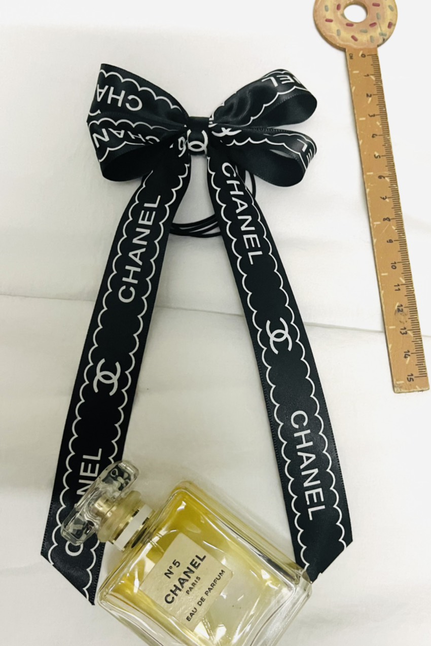 Buôc tóc nơ phối logo. KT 11 x 22cm (nhận thiết kế theo yêu cầu khách)