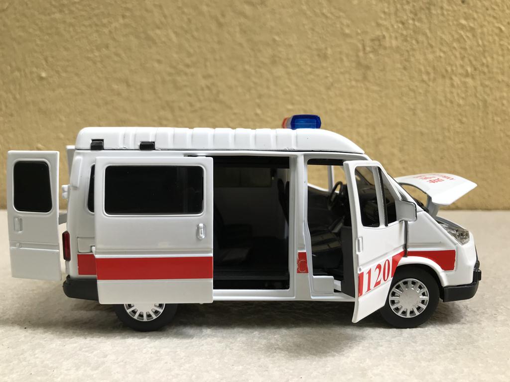 Mô hình xe cứu thương mercedes 120 1:32