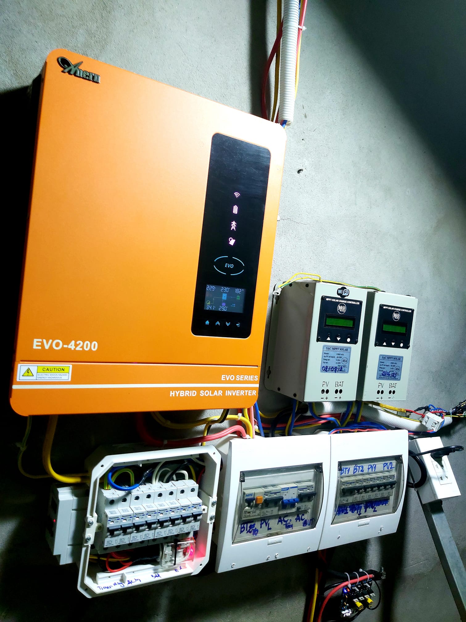 Biến tần năng lượng mặt trời hỗn hợp evo-4200w-24v on /off sci evo-4200