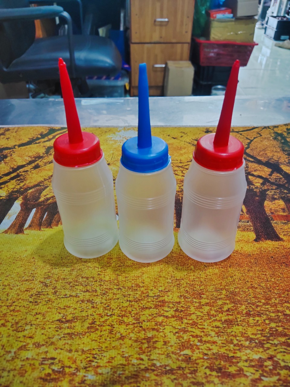 bình nhựa nhỏ dầu