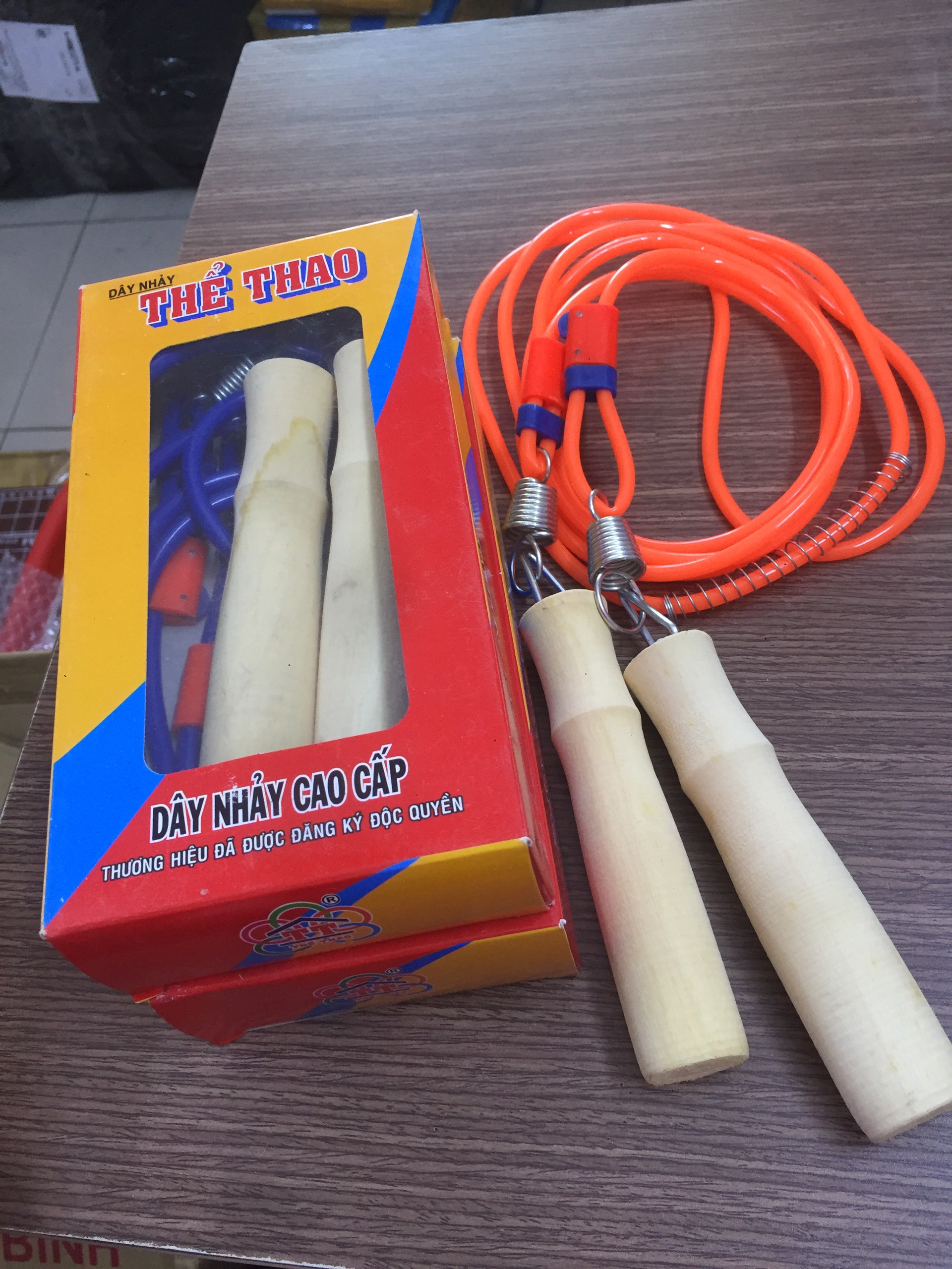 Dây nhảy thể dục cán gỗ